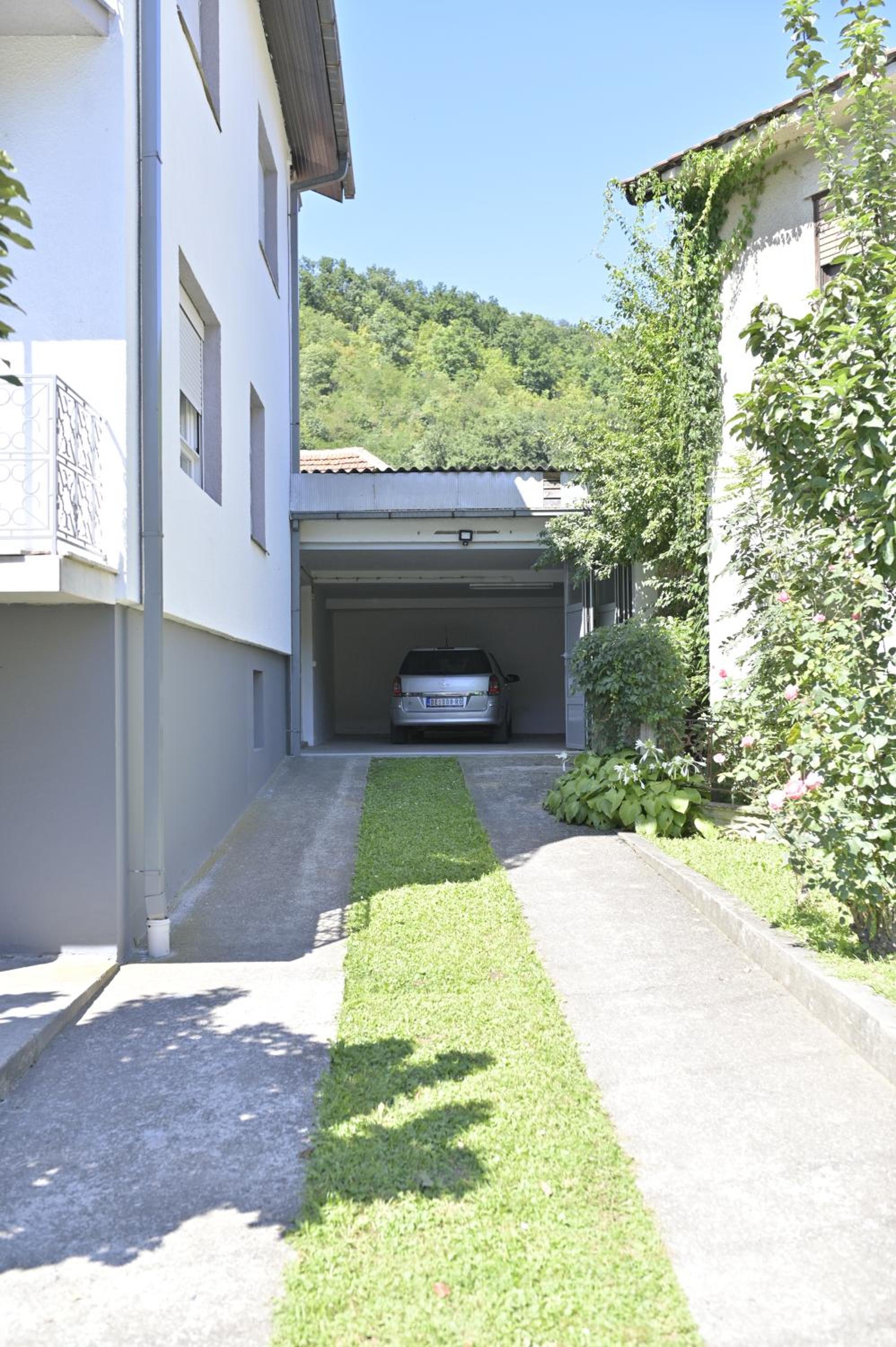 Four-Bedroom House photo 3