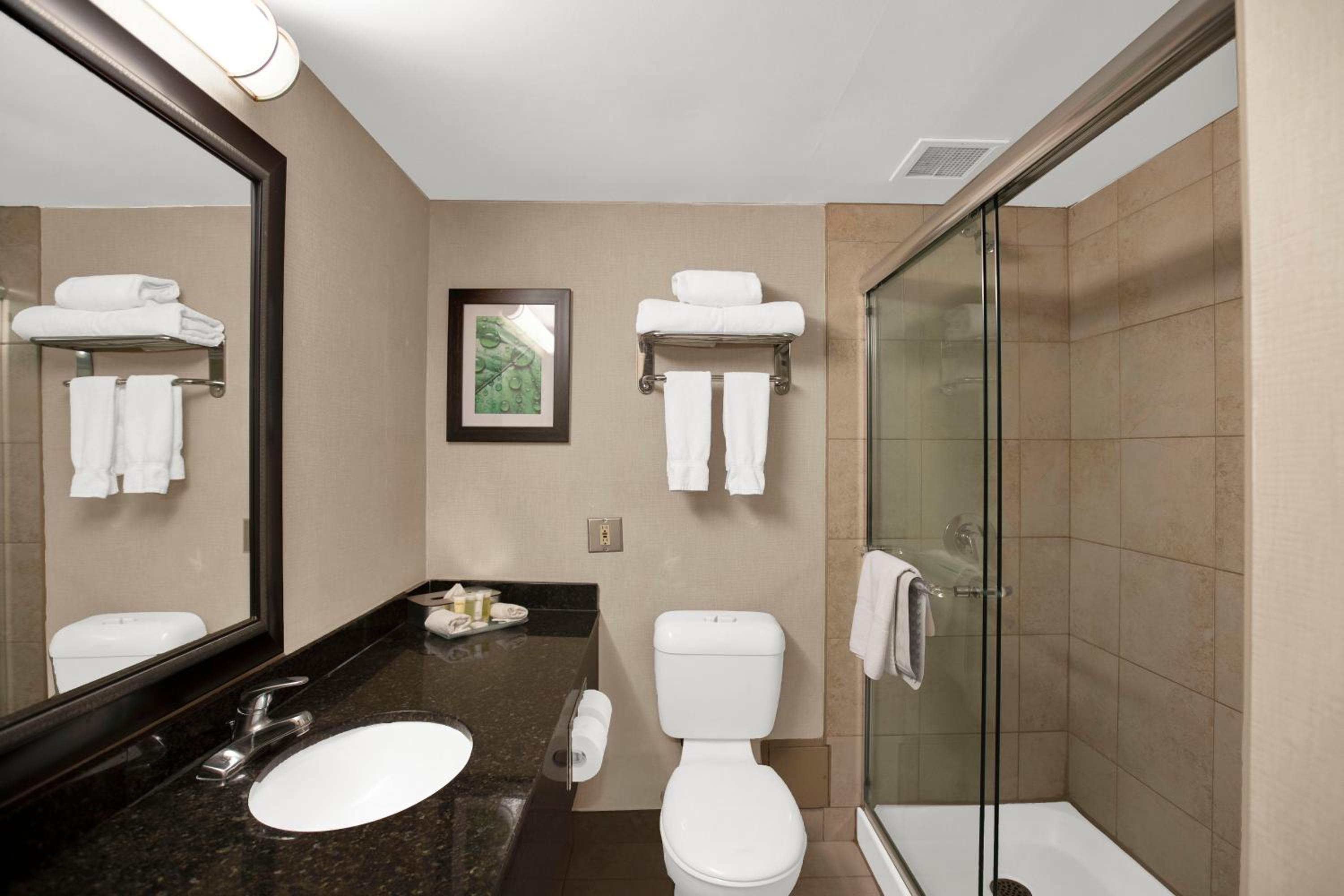 Queen Room with Two Queen Beds and Pool View photo 3