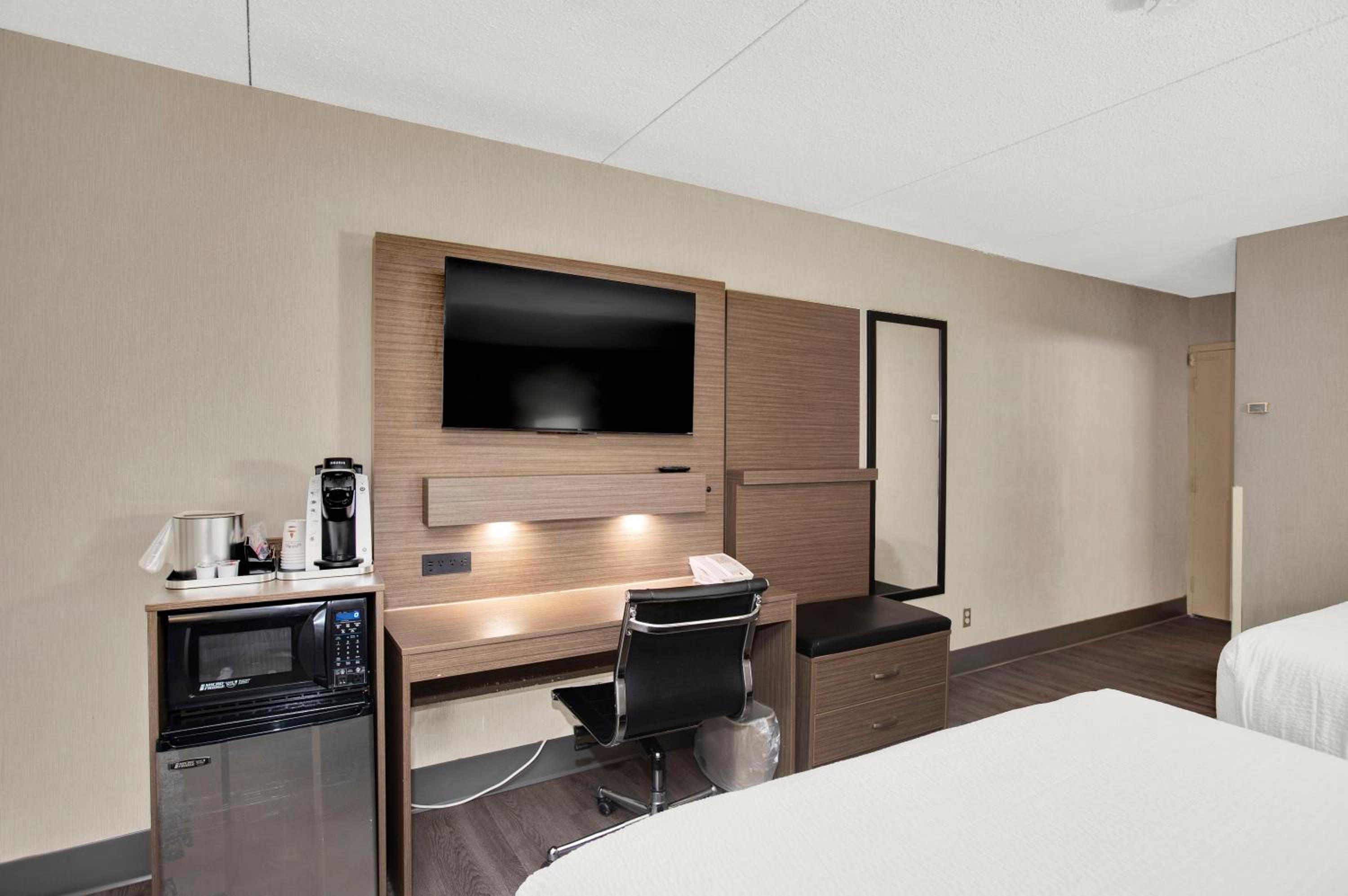 Queen Room with Two Queen Beds and Pool View photo 2