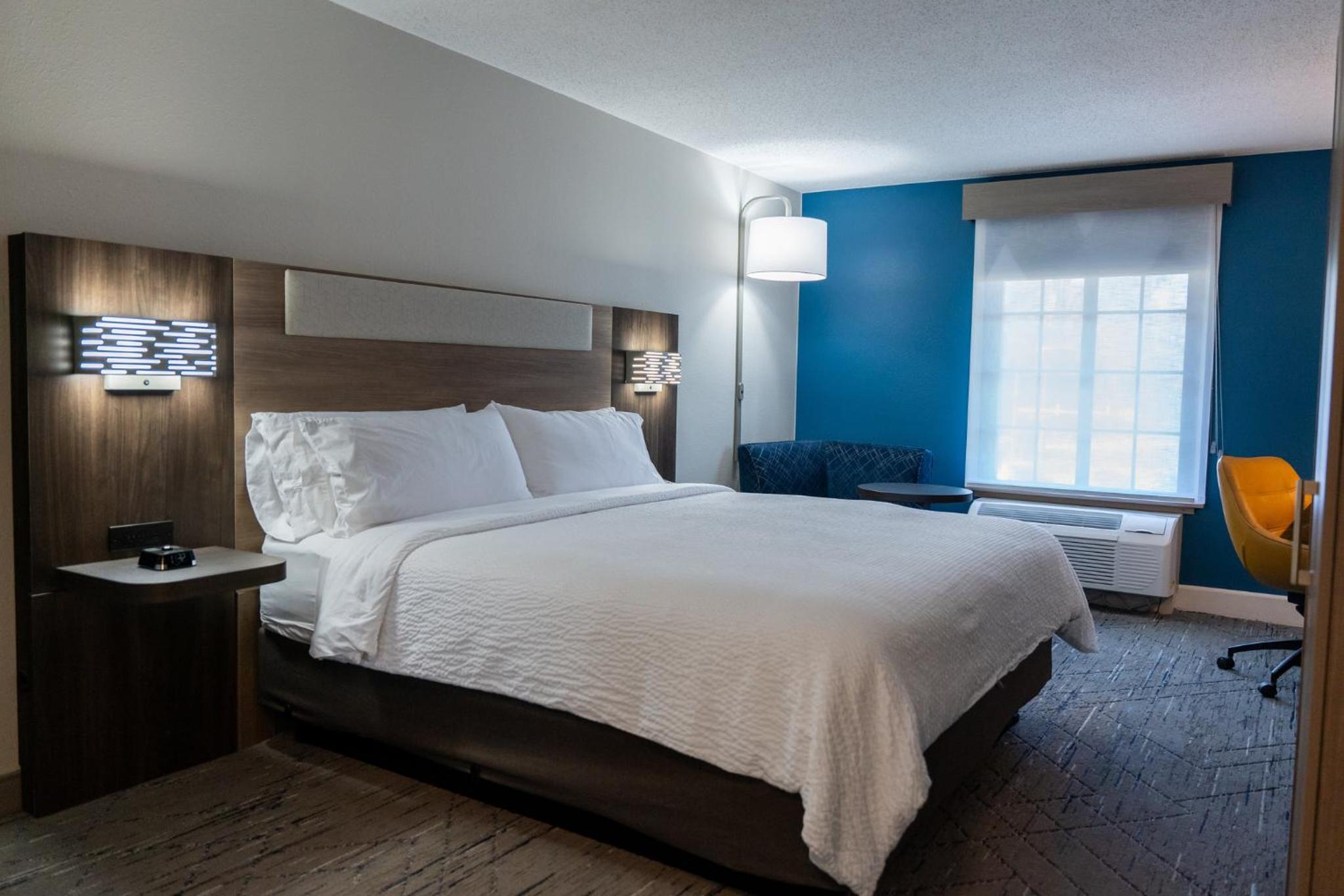 Standard King Room with Extra Floor Space - Photo 1