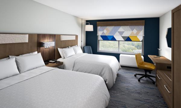 Standard Queen Room with Two Queen Beds and Mobility Accessible Tub photo 3