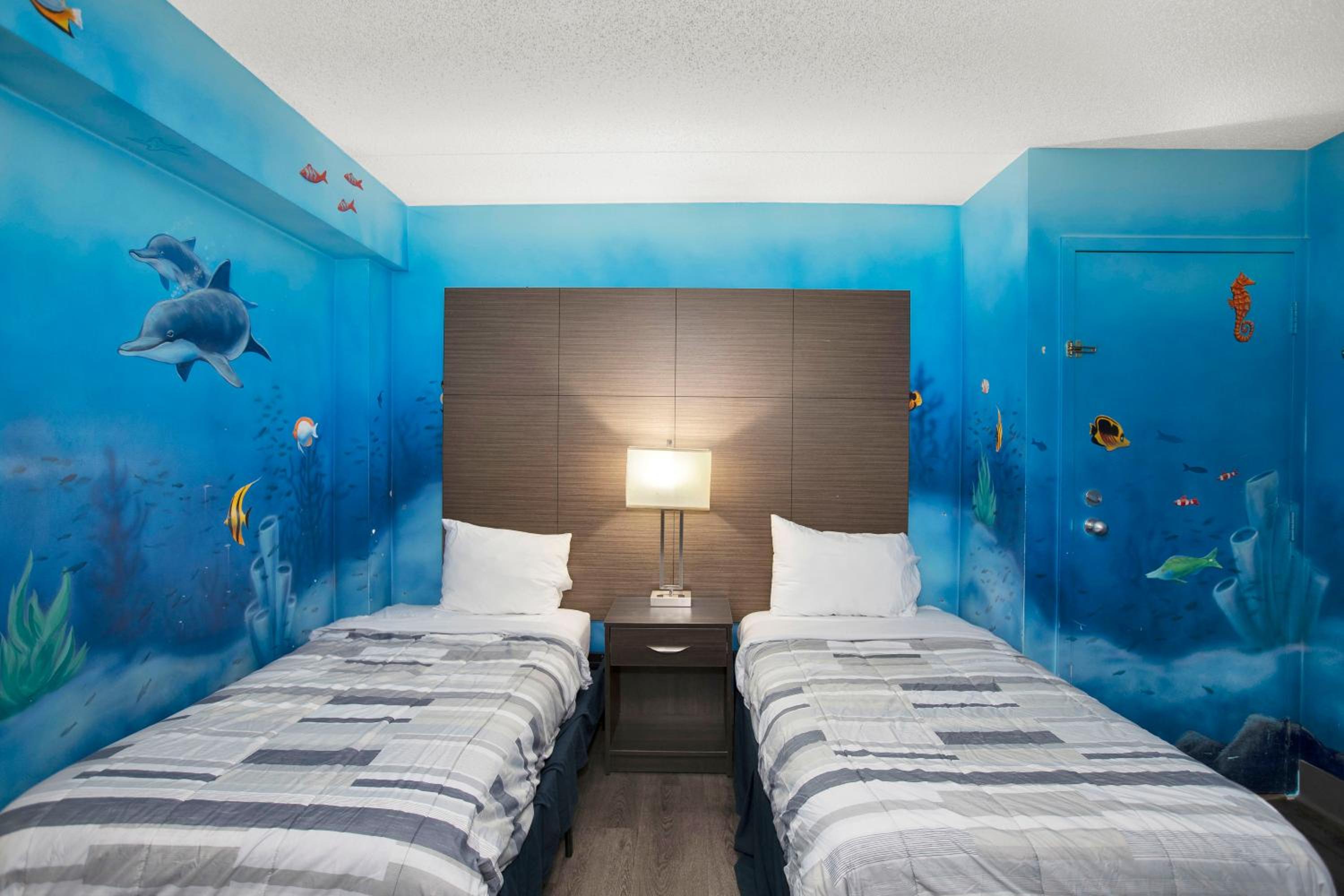 Queen Room with Pool View photo 2