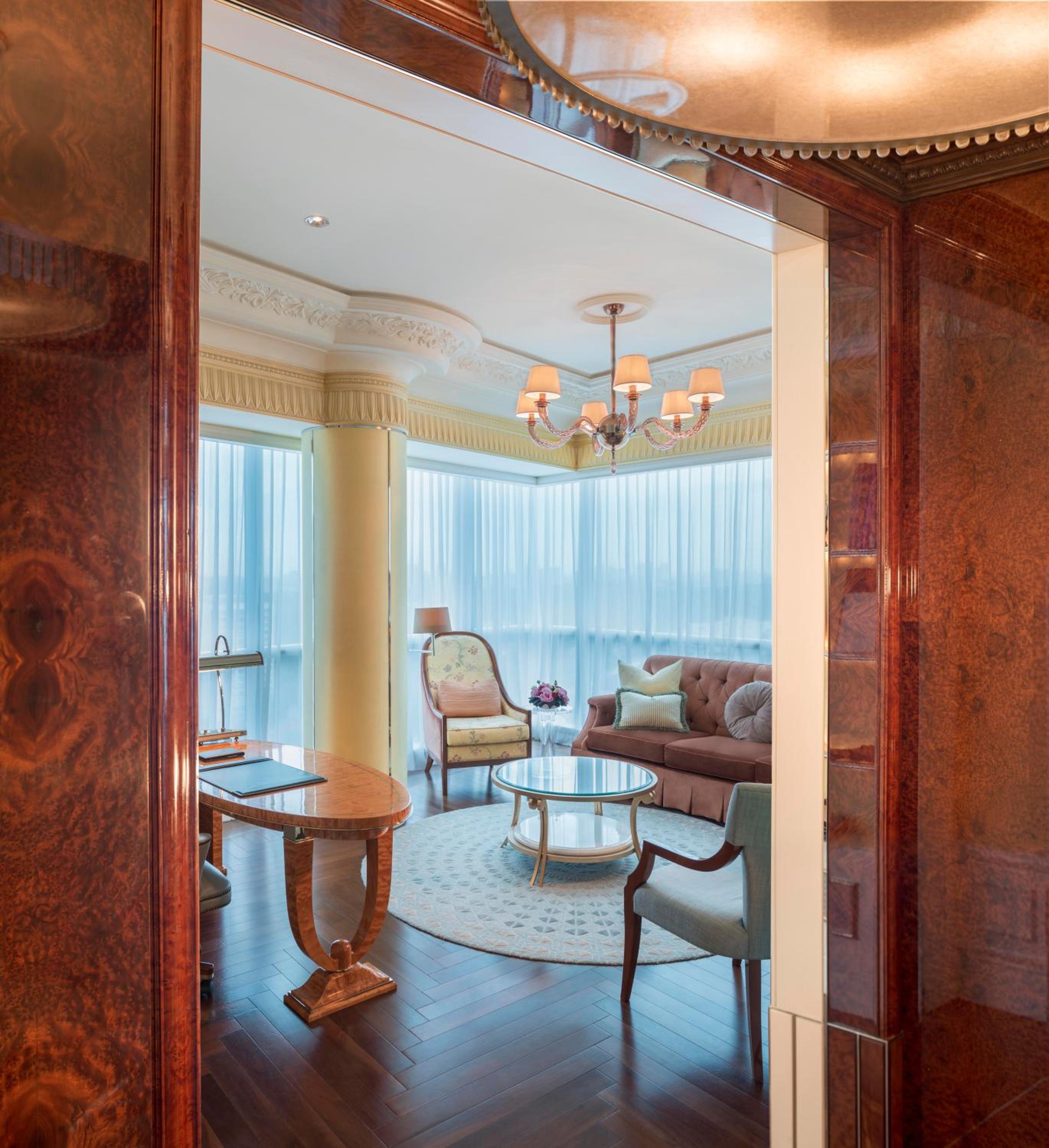 Specialty Suite, 1 Bedroom Larger Suite, 1 King, Garden View Specialty Suite, 1 Bedroom Larger Suite, 1 King, Garden View