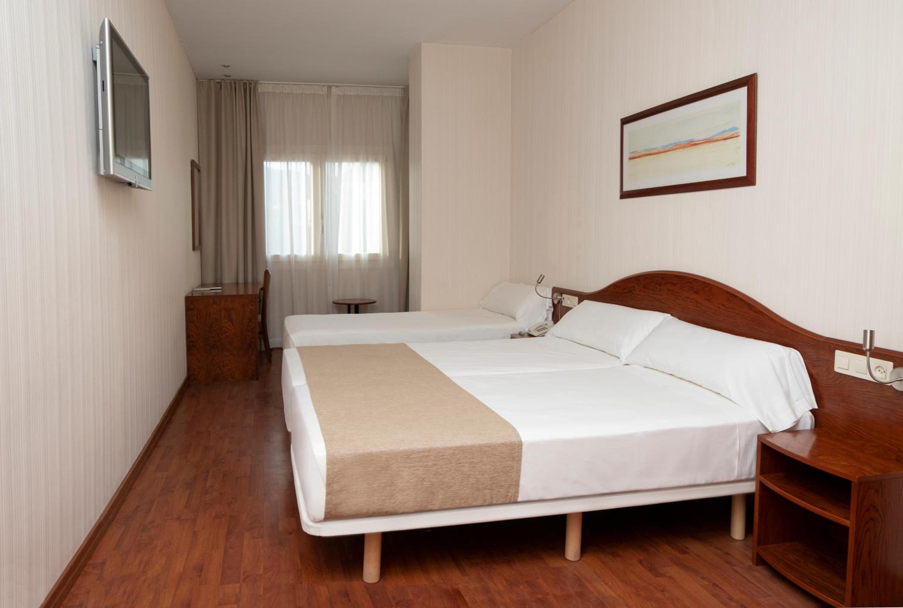 Triple Room (2 Adults + 1 Child) - Photo 1