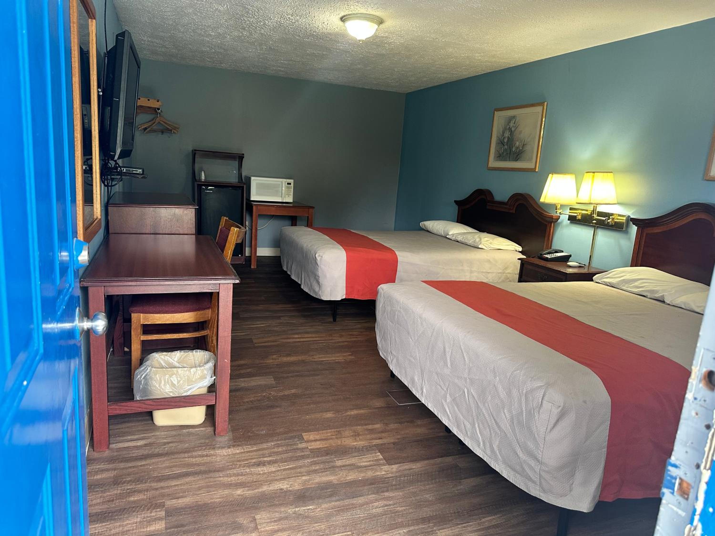 2 Queen Beds Non-Smoking photo 2