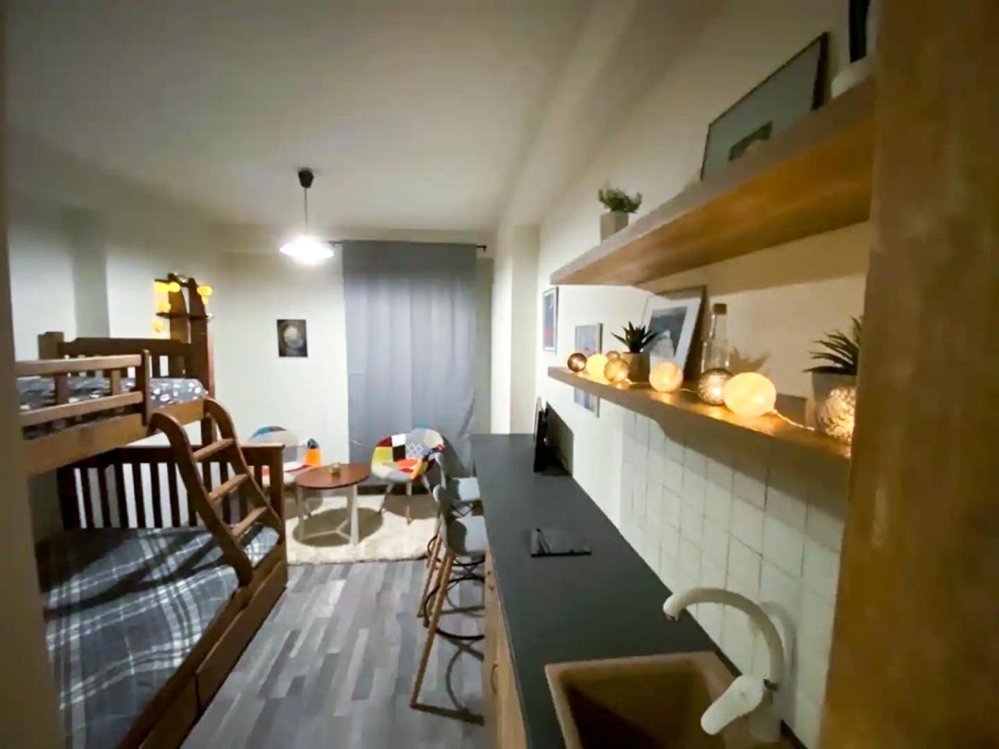 One-Bedroom Apartment photo 1