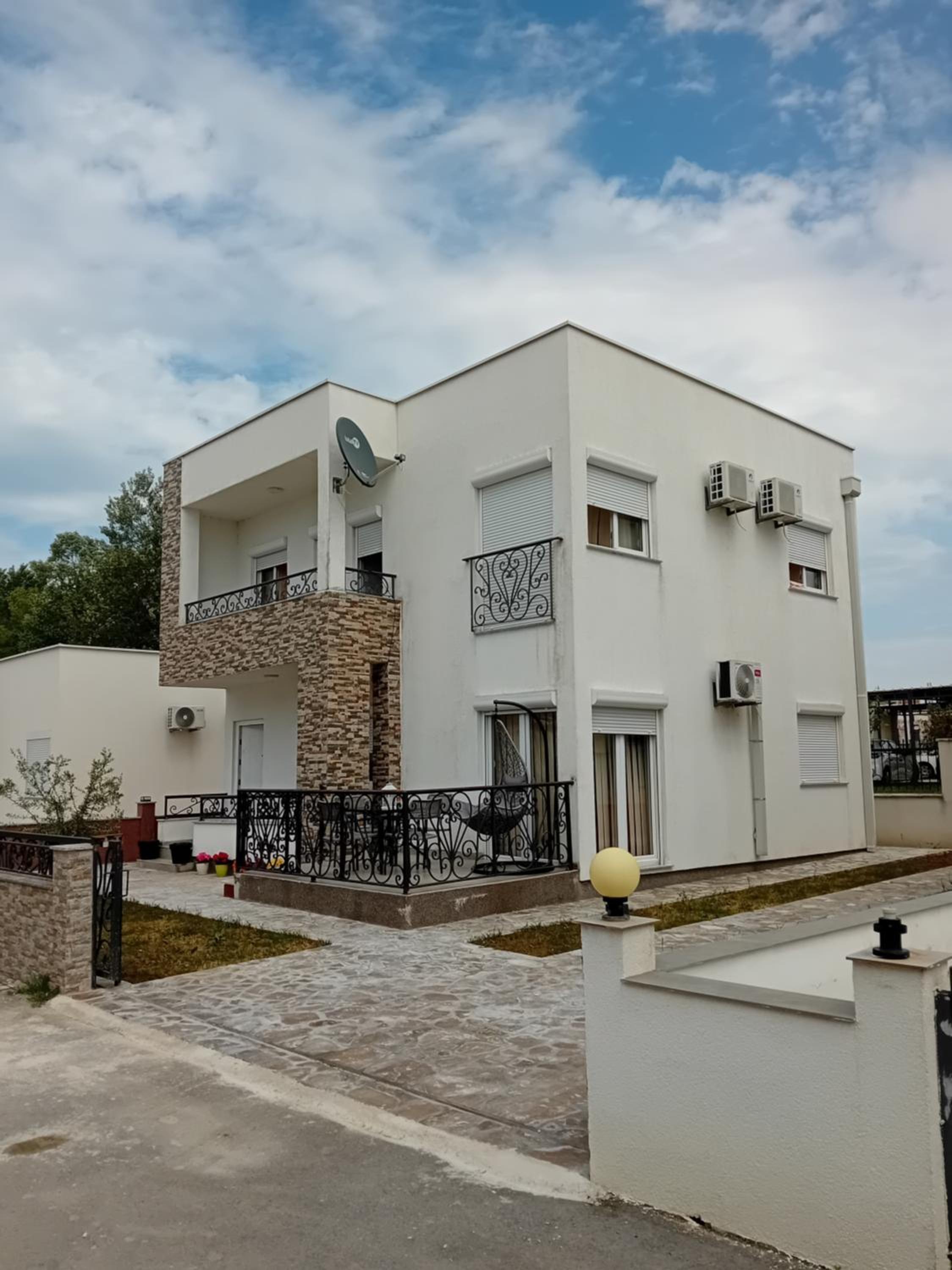Four-Bedroom Apartment with Balcony