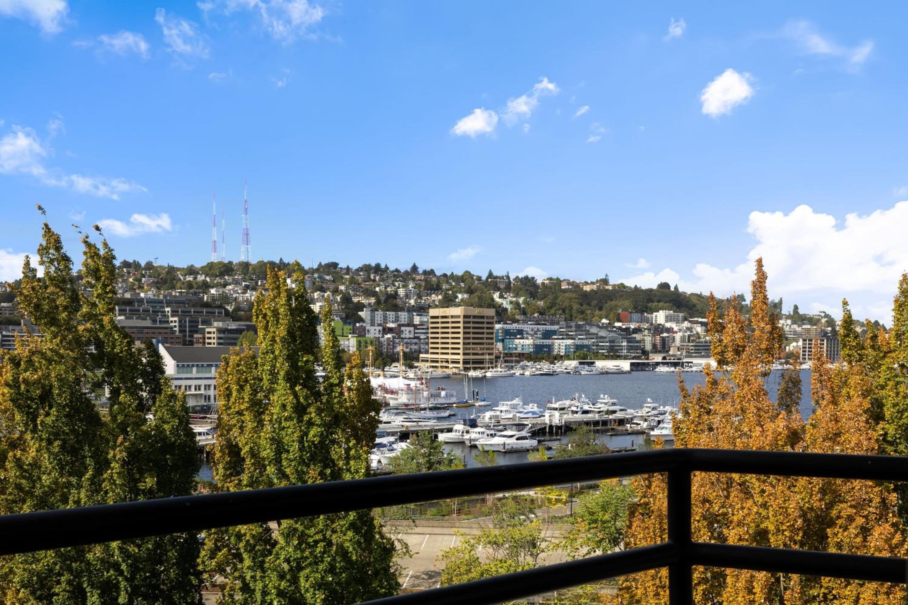One-Bedroom King Suite with Sofa Bed, Lake View, Balcony - Photo 2