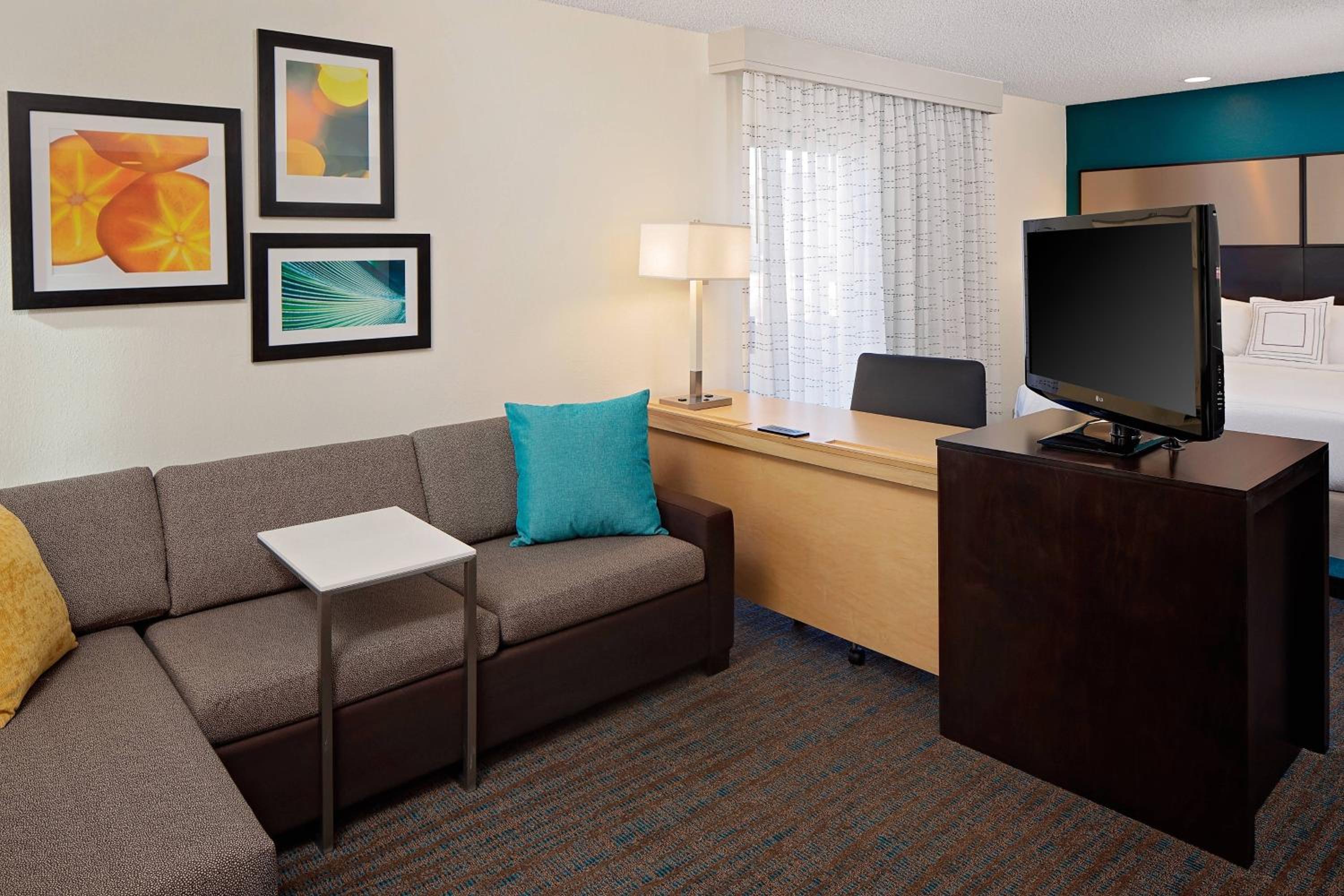 Queen Studio with Sofa Bed and Roll-in Shower - Mobility and Hearing Accessible photo 2