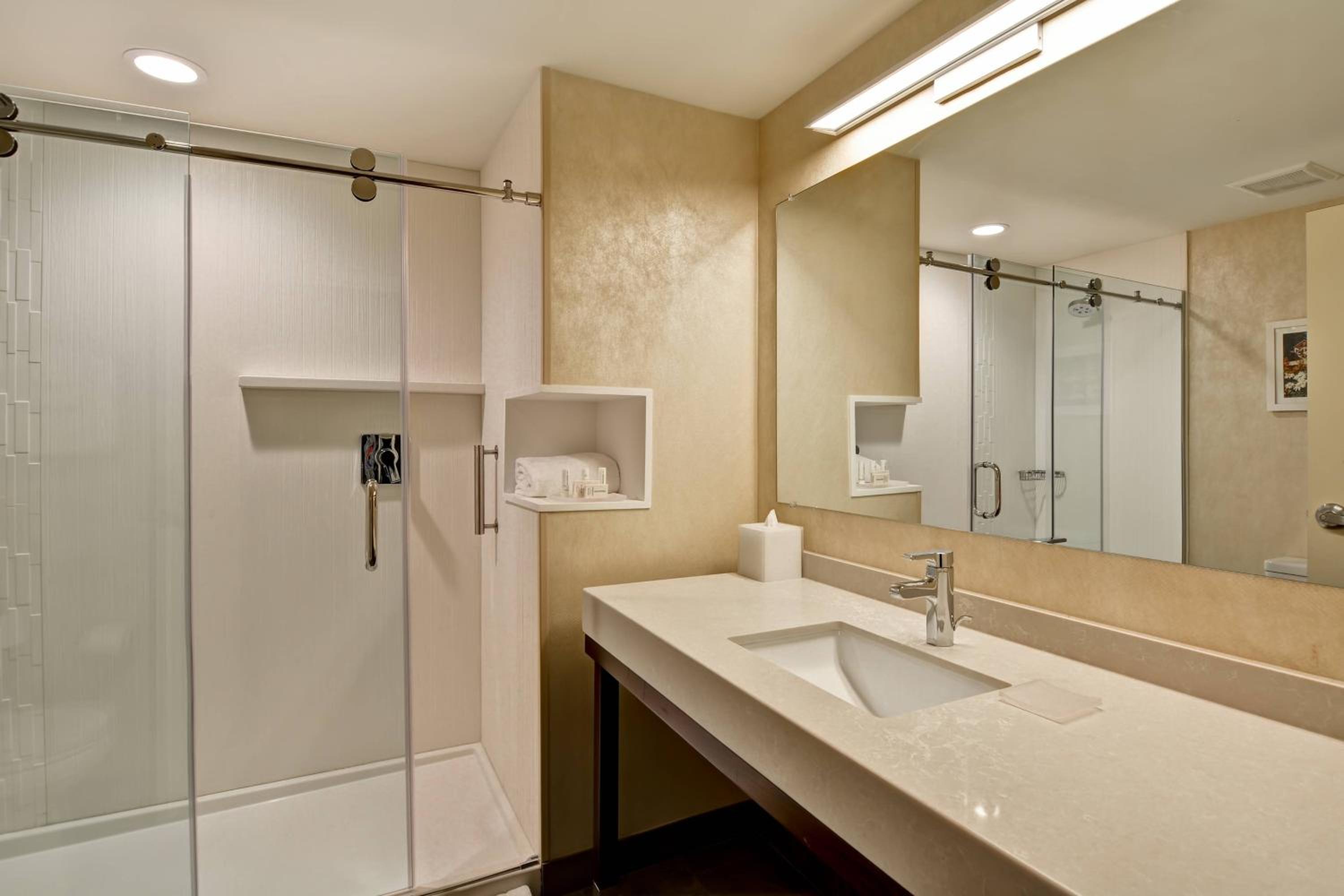 Queen Room with Two Queen Beds and Adapted Tub - Mobility and Hearing Accessible photo 3