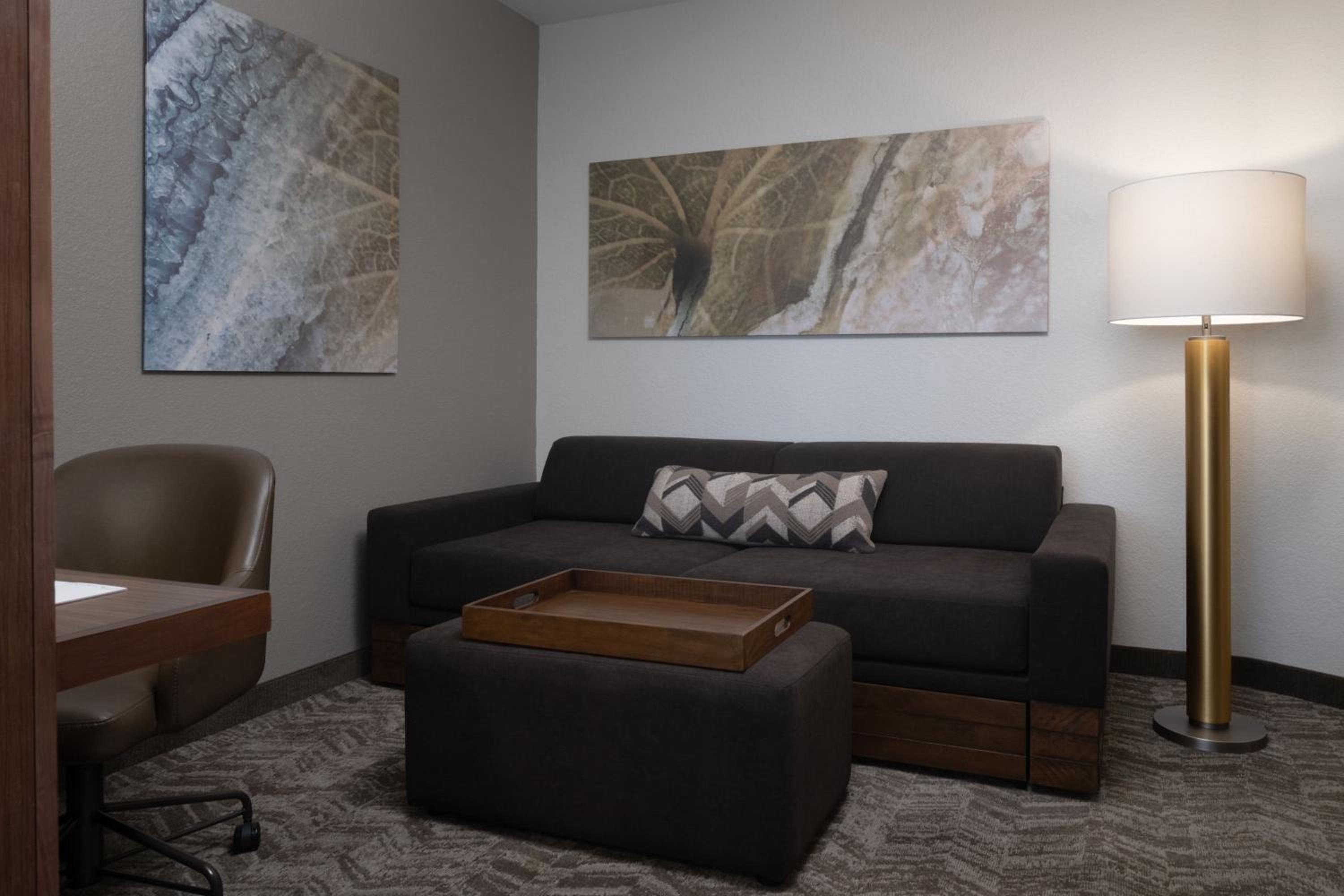 Queen Suite with Sofa Bed and Adapted Tub - Mobility Accessible
