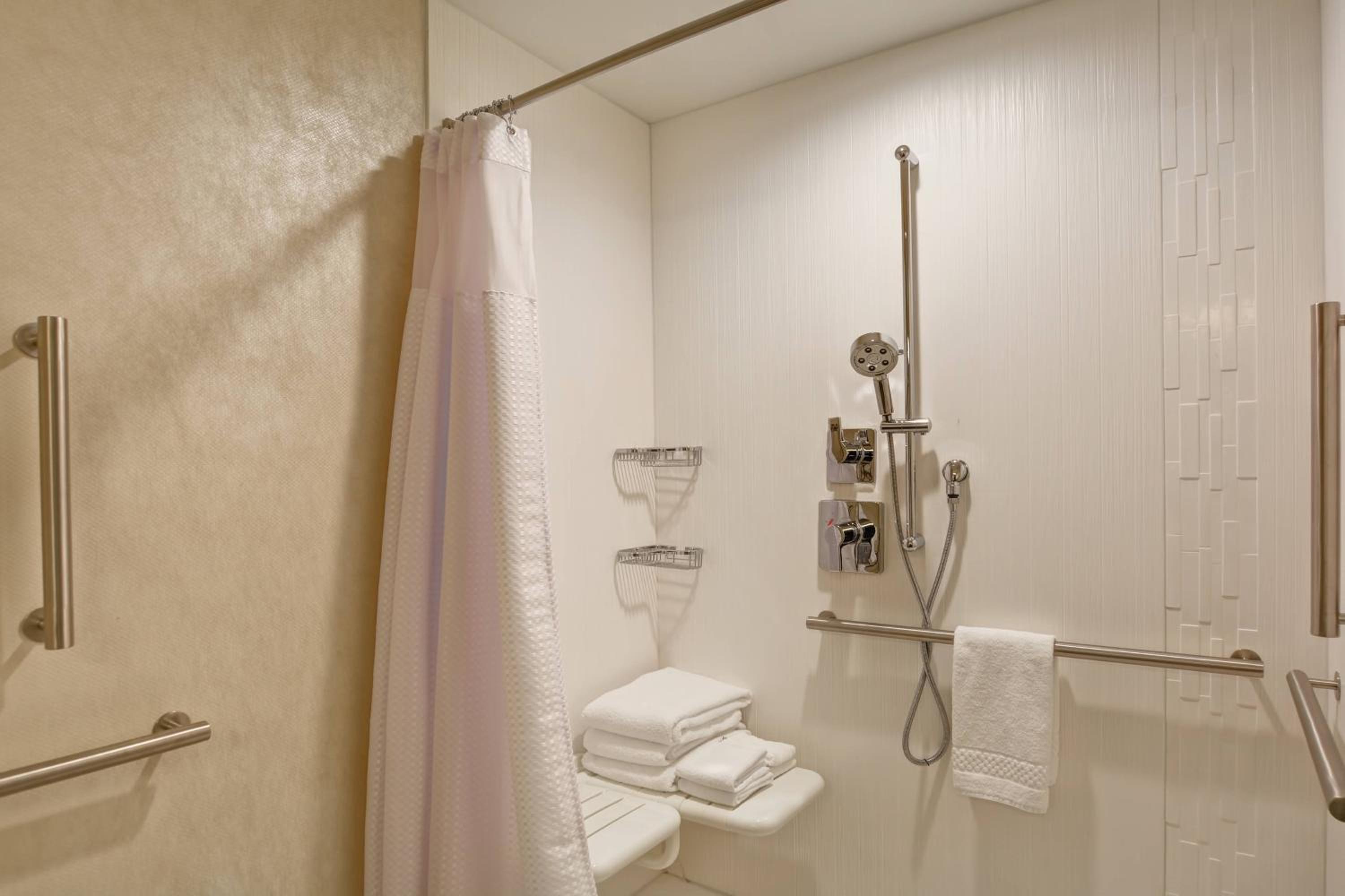 Queen Room with Two Queen Beds and Adapted Tub - Mobility and Hearing Accessible photo 2