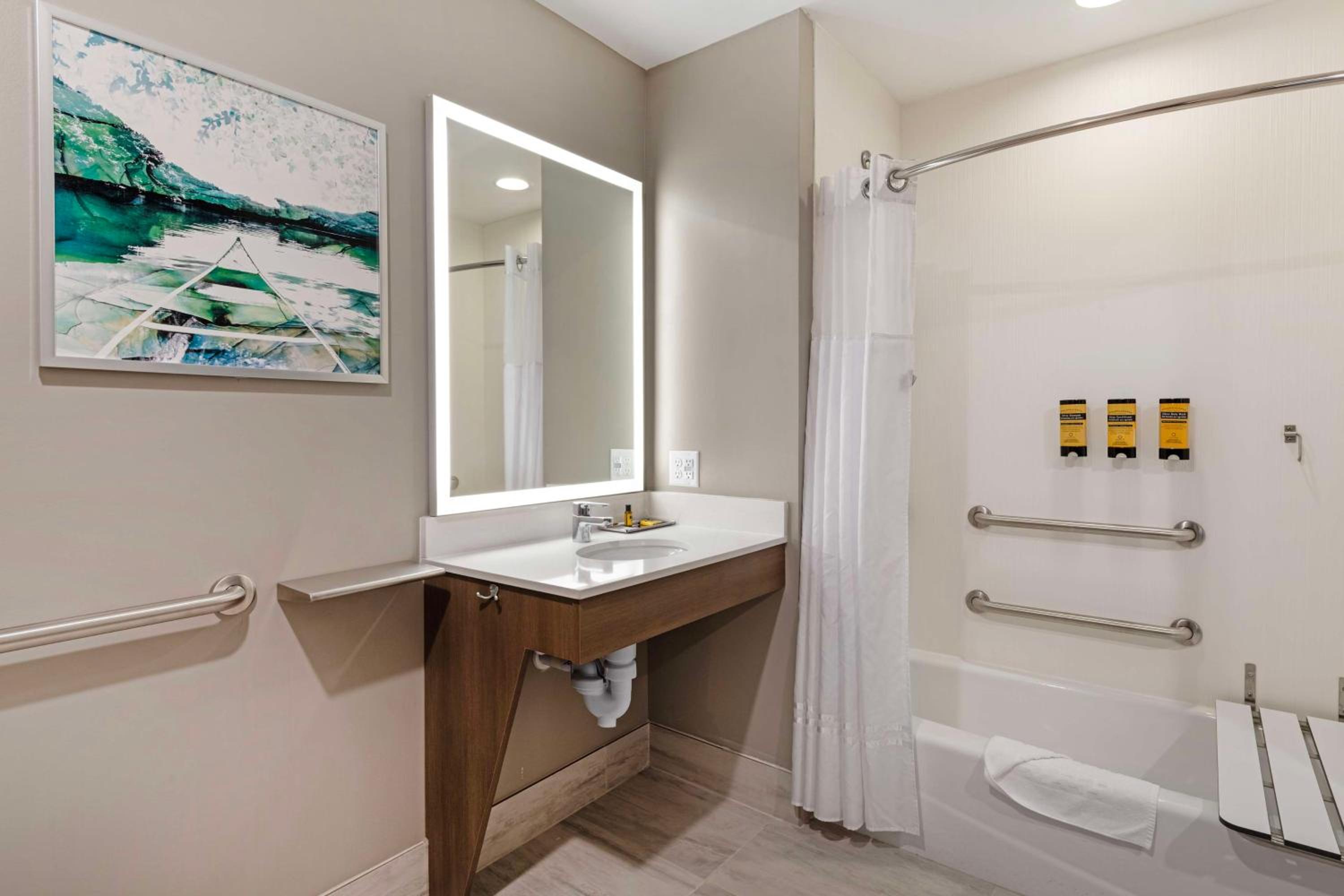 Queen Room with Two Queen Beds - Disability Access - Photo 2