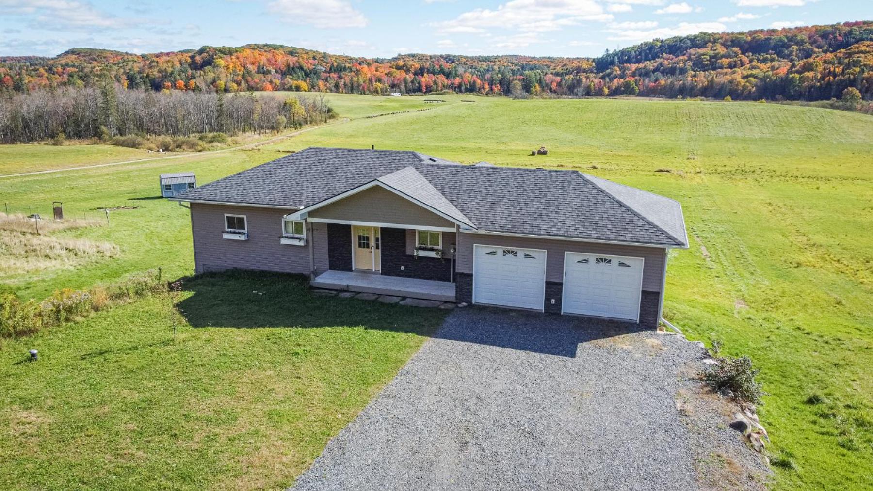 Five-Bedroom House photo 1