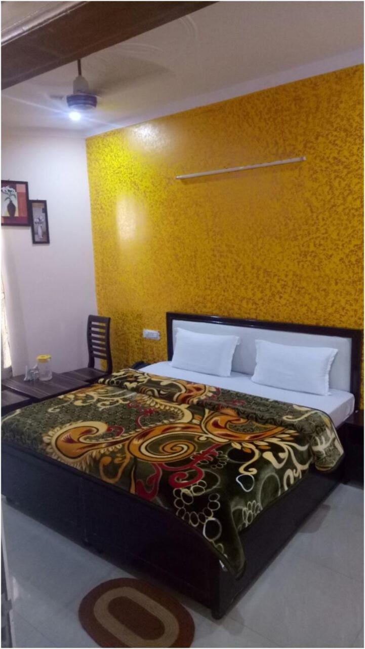 Deluxe Double Room (2 Adults + 1 Child)