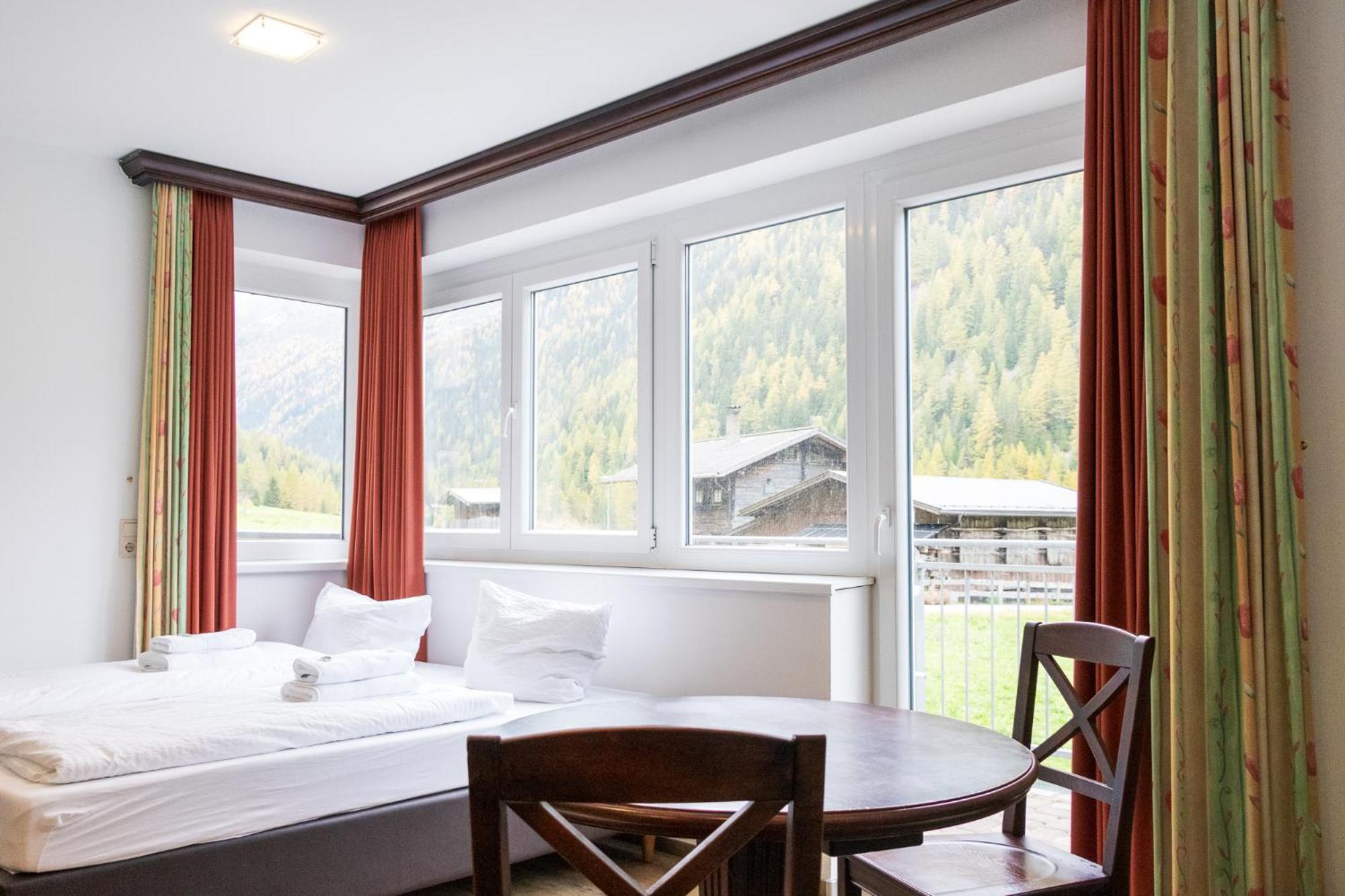 Apartment with Mountain View