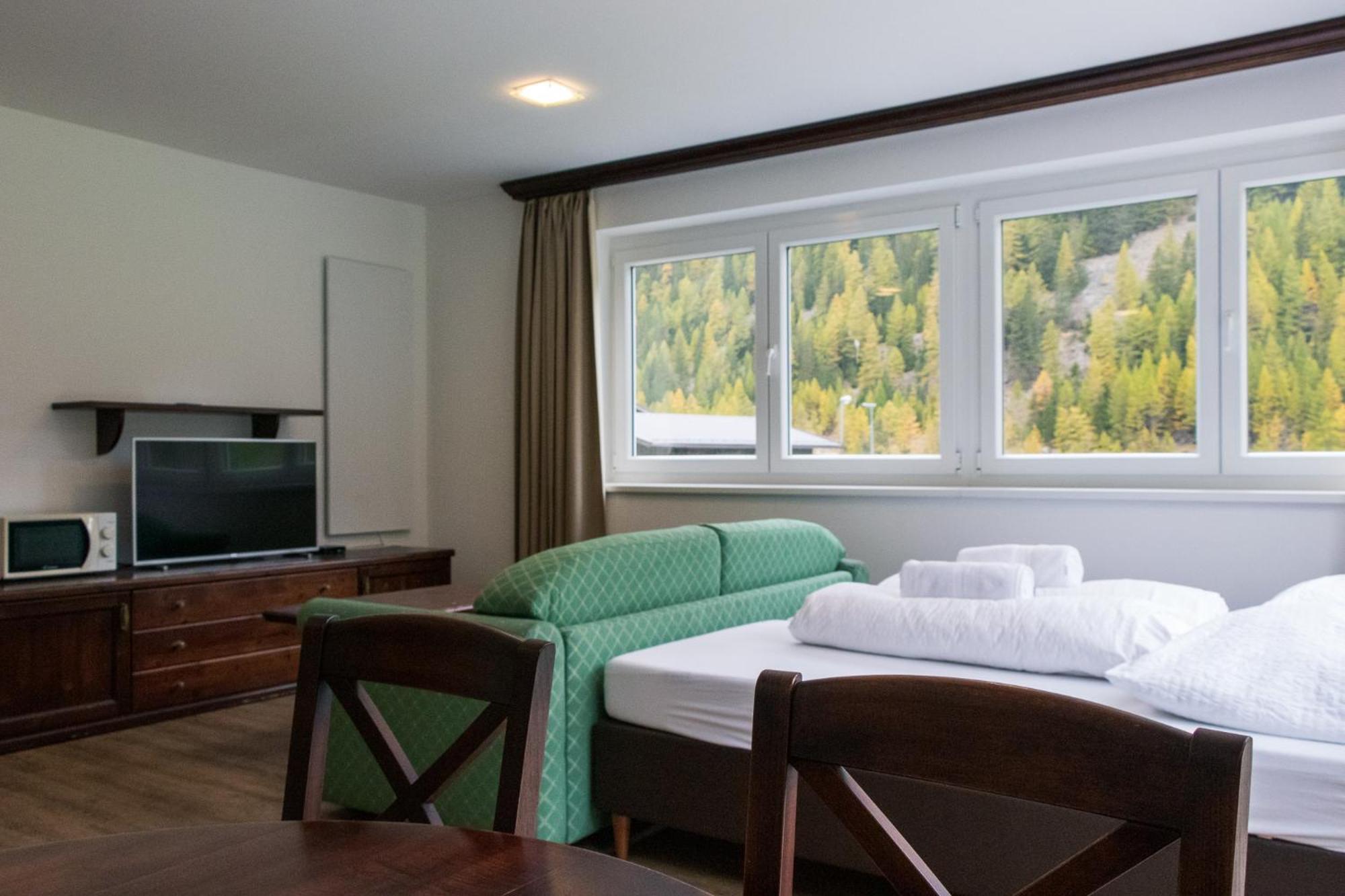 Apartment with Mountain View
