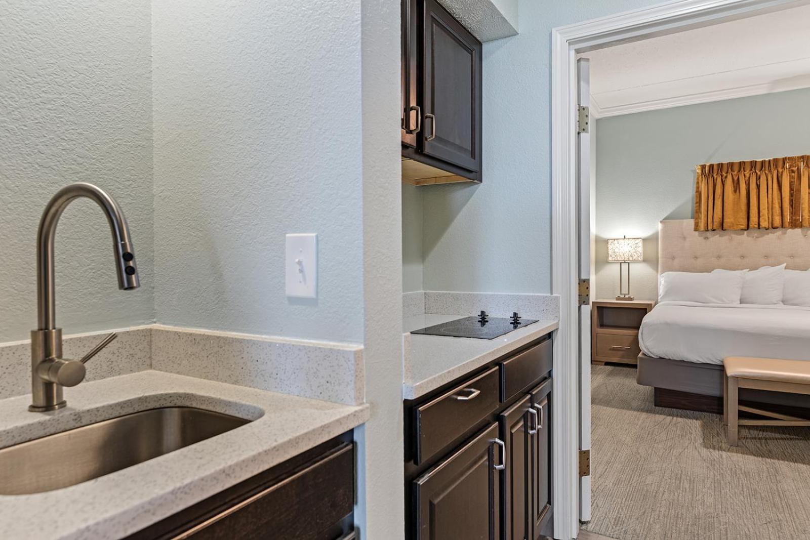 Bayview King Suite with Kitchenette photo 3