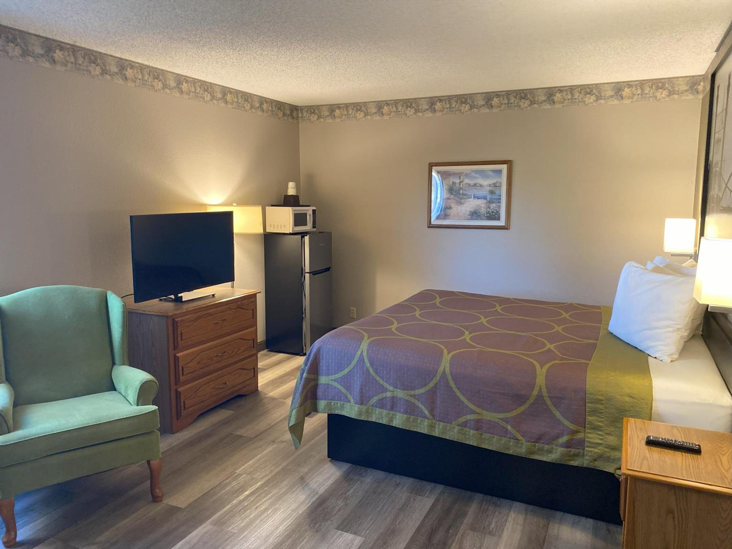 King Suite with Jetted Tub - Non-Smoking - Photo 4