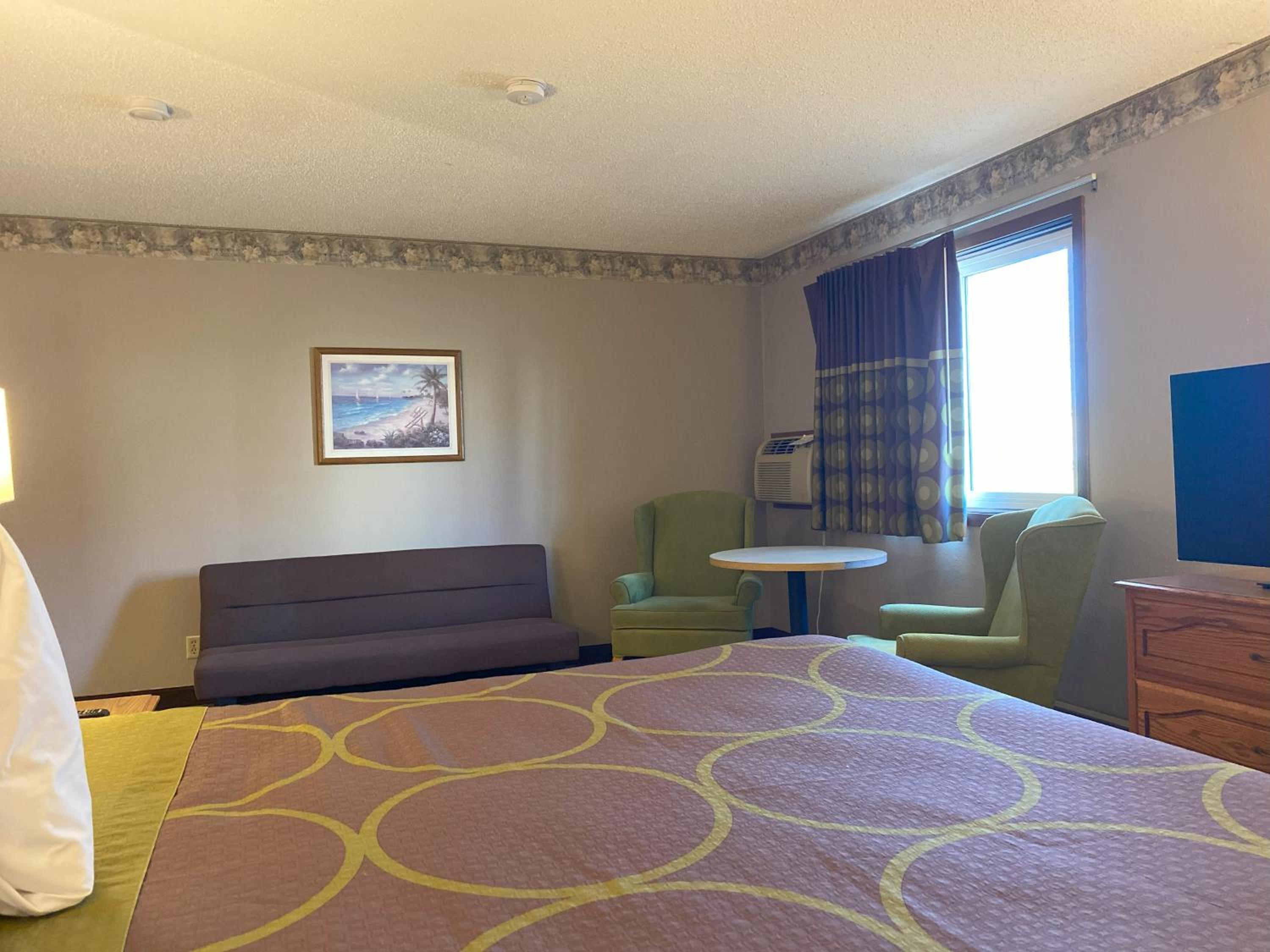 King Suite with Jetted Tub - Non-Smoking - Photo 2