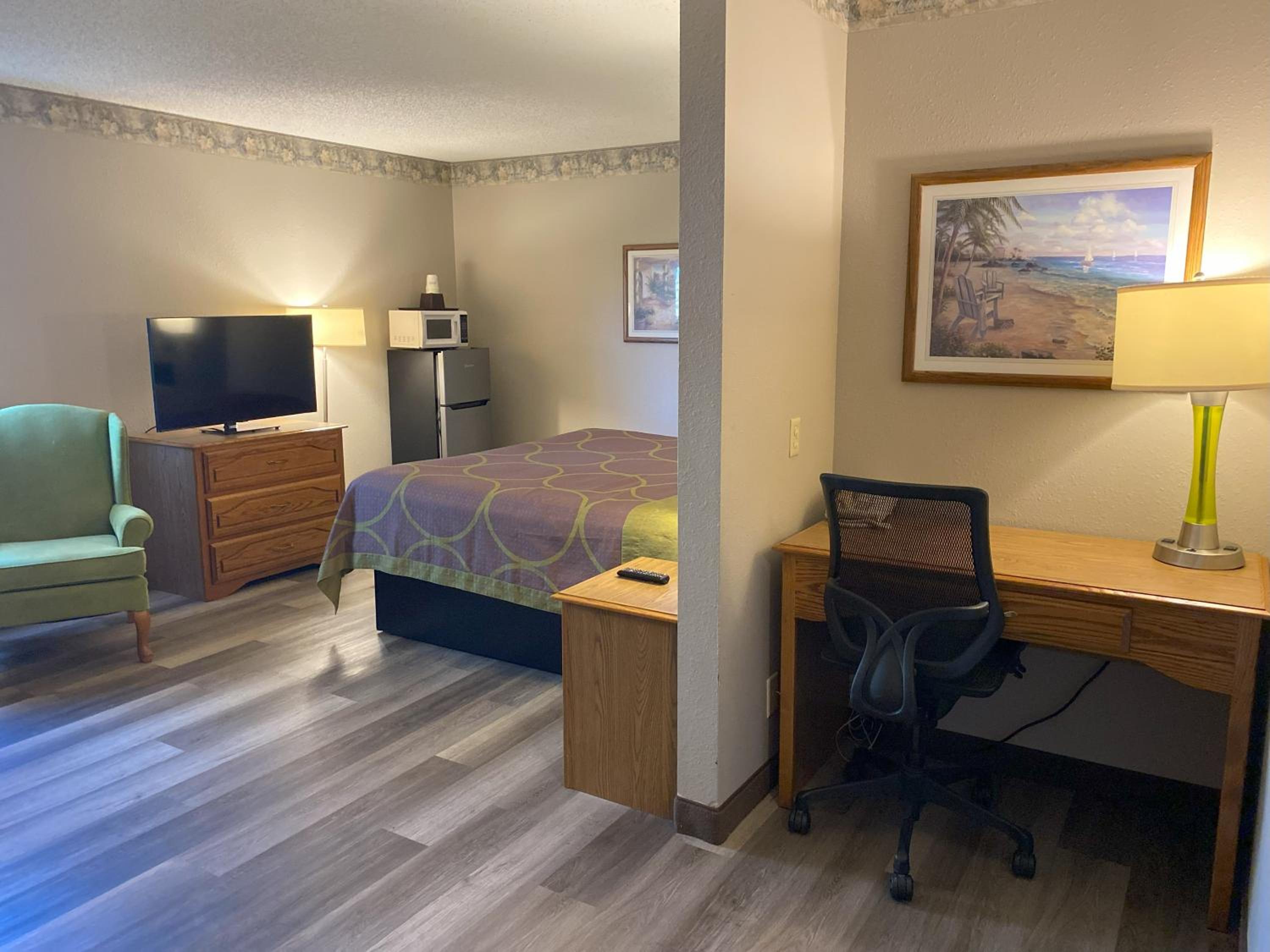 King Suite with Jetted Tub - Non-Smoking - Photo 5