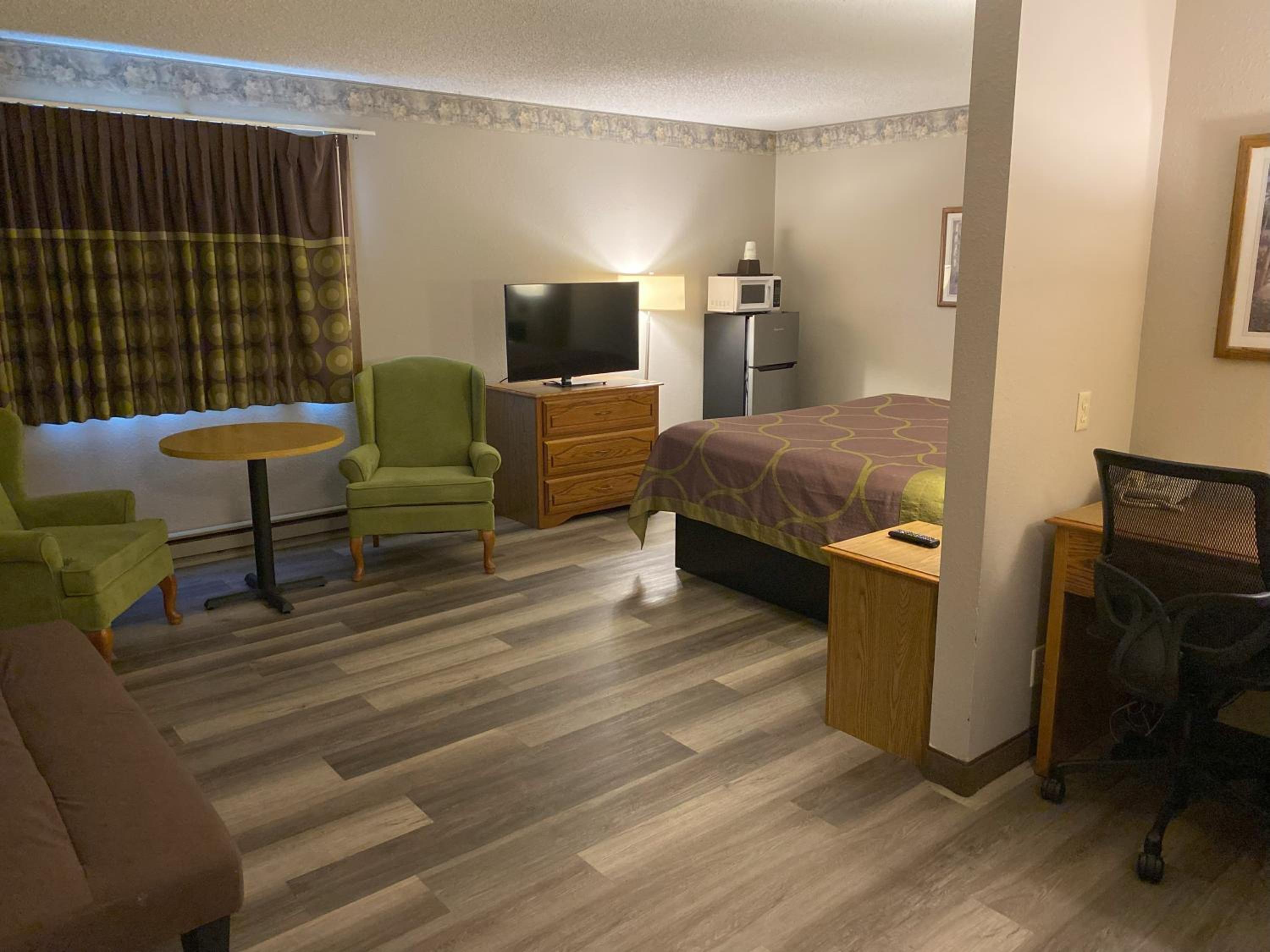 King Suite with Jetted Tub - Non-Smoking - Photo 3