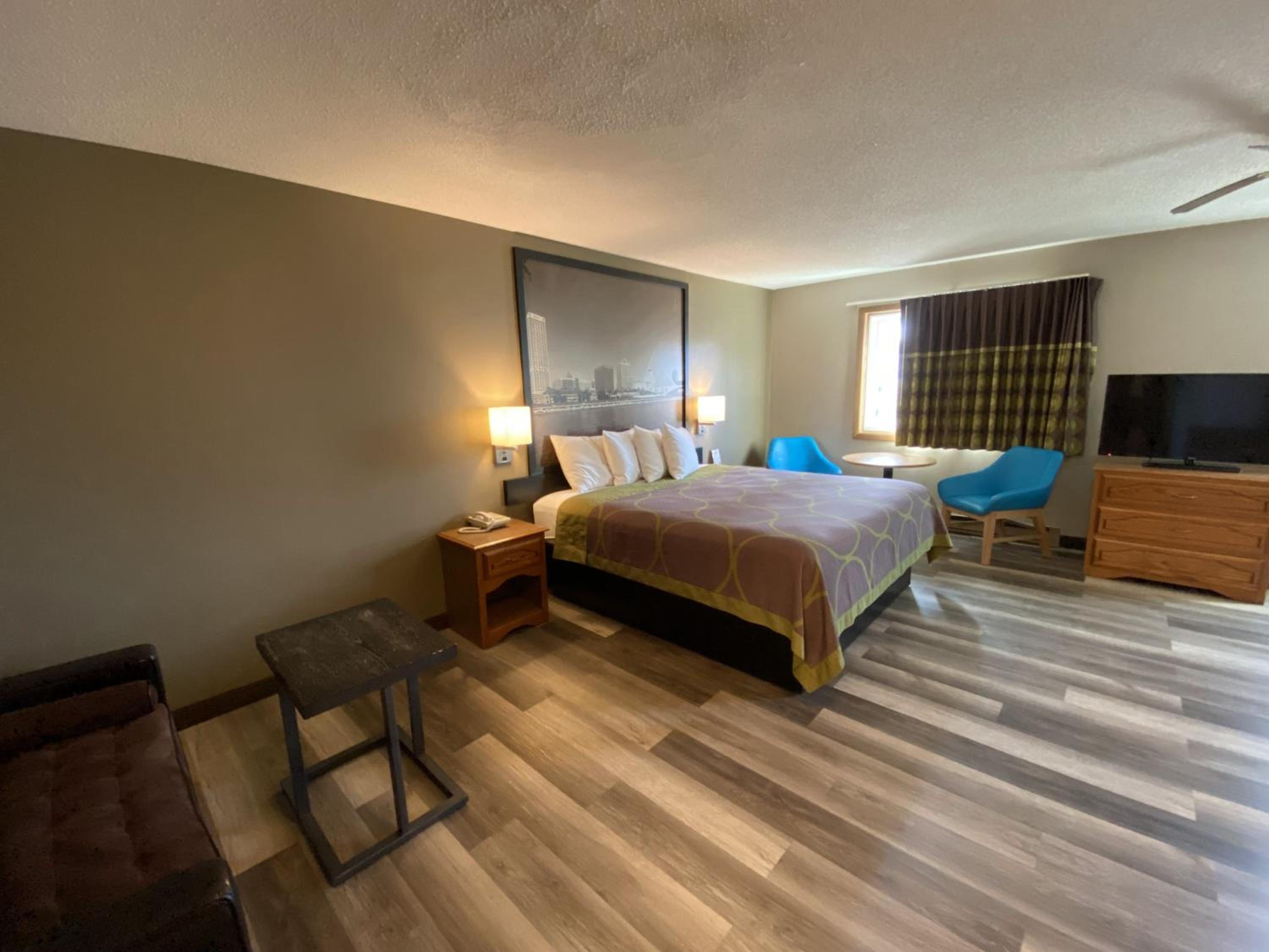 Deluxe King Suite - Non-Smoking - Photo 2