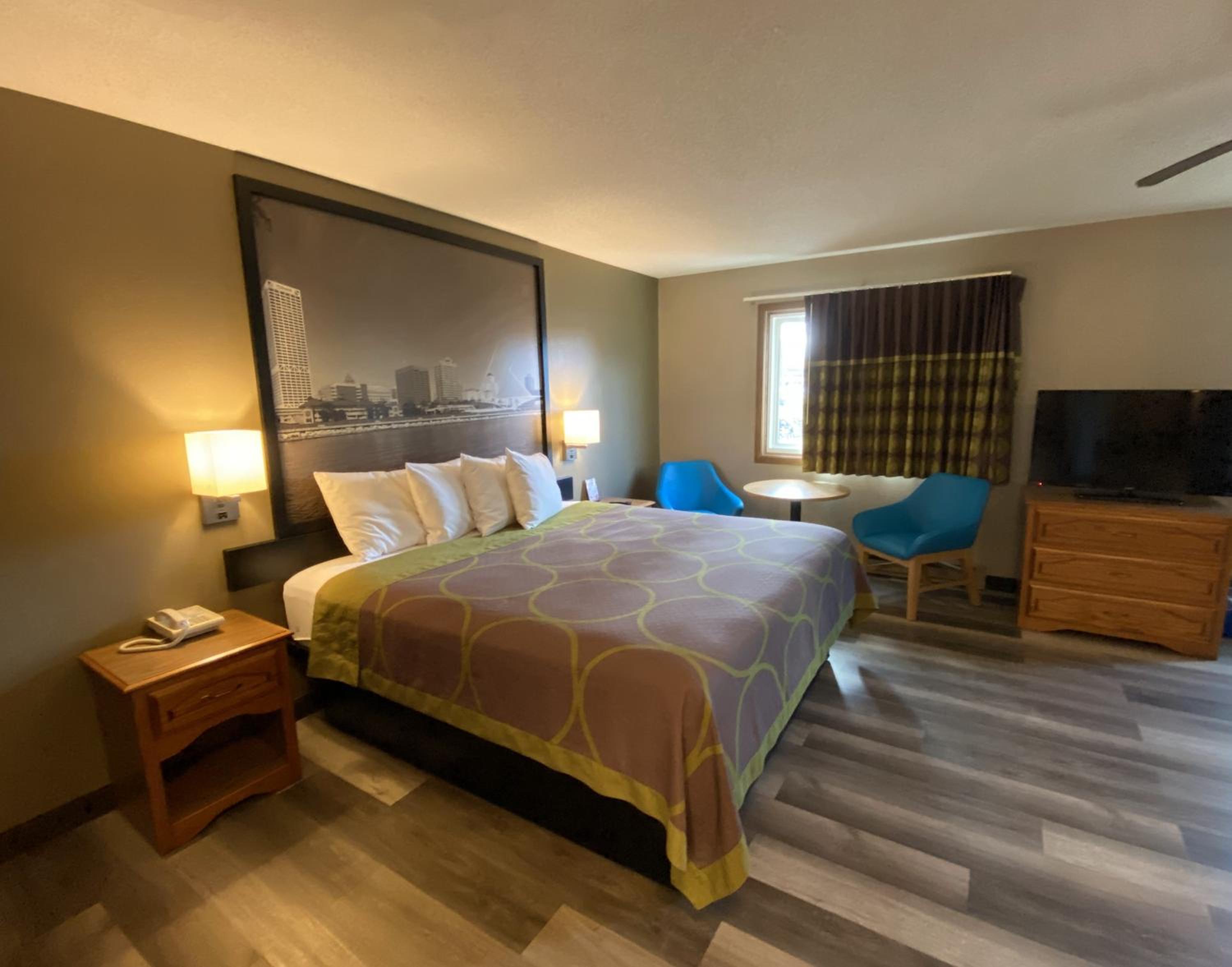 Deluxe King Suite - Non-Smoking - Photo 3