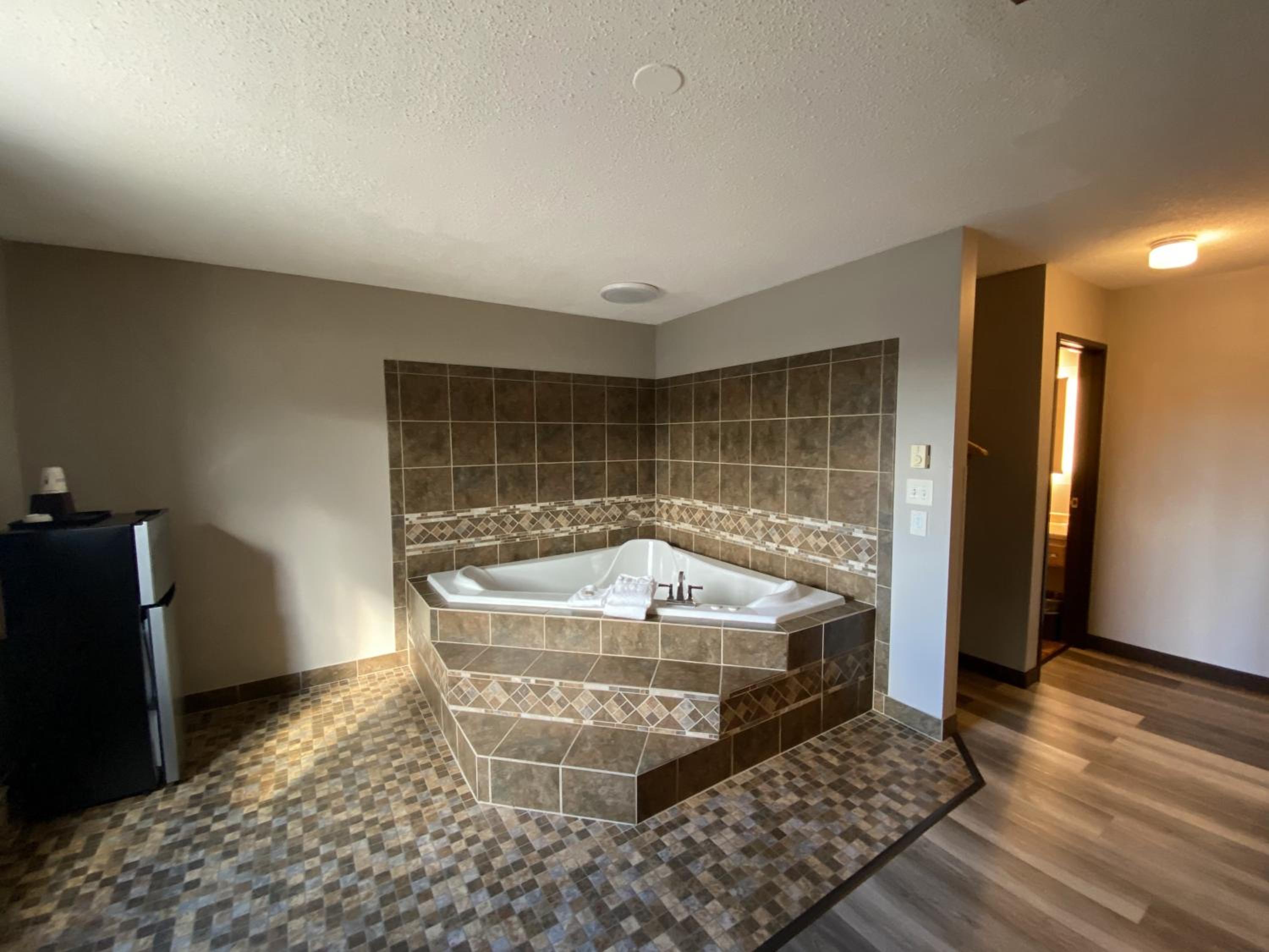 Deluxe King Suite - Non-Smoking - Photo 4