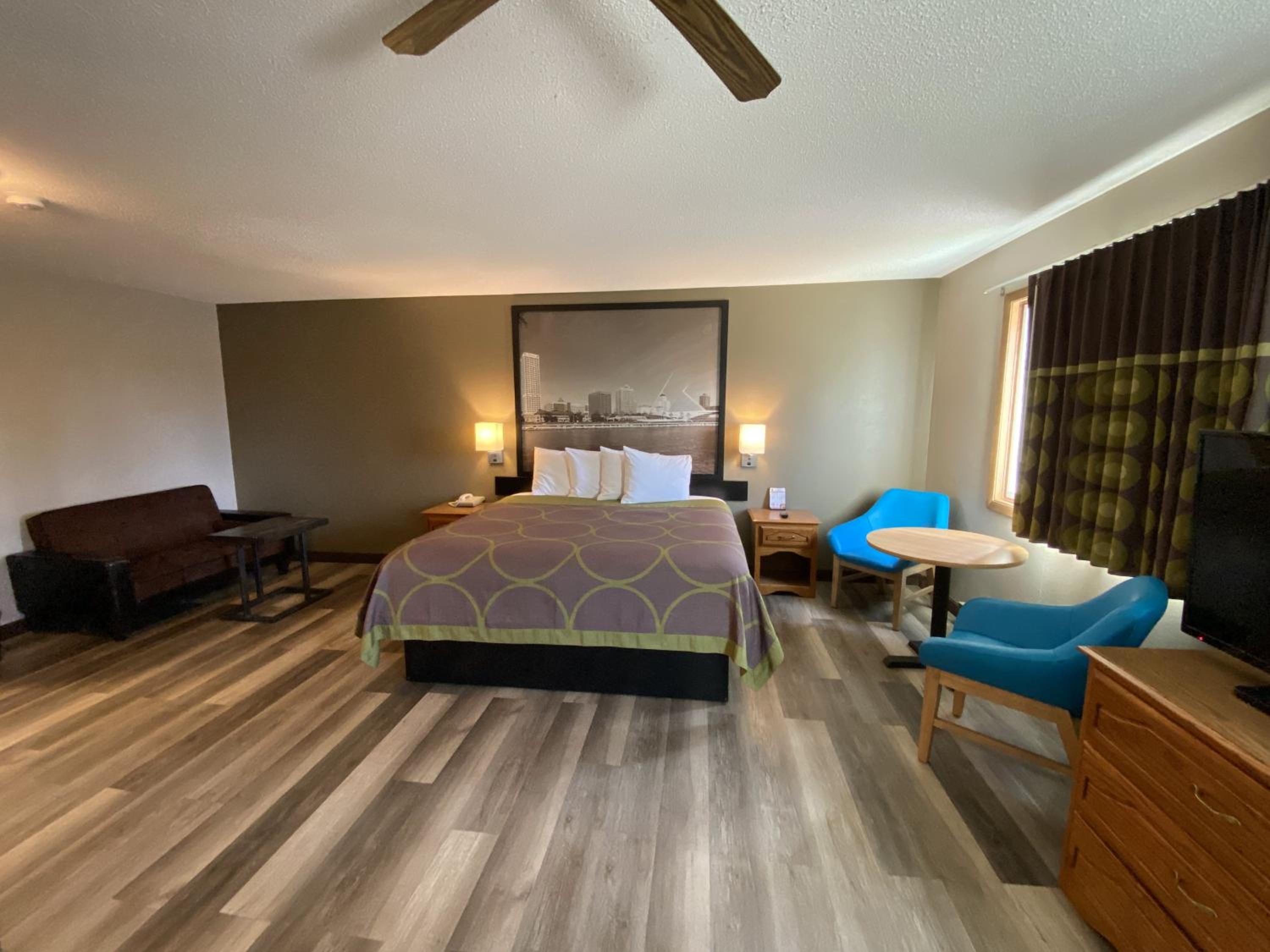 Deluxe King Suite - Non-Smoking - Photo 1