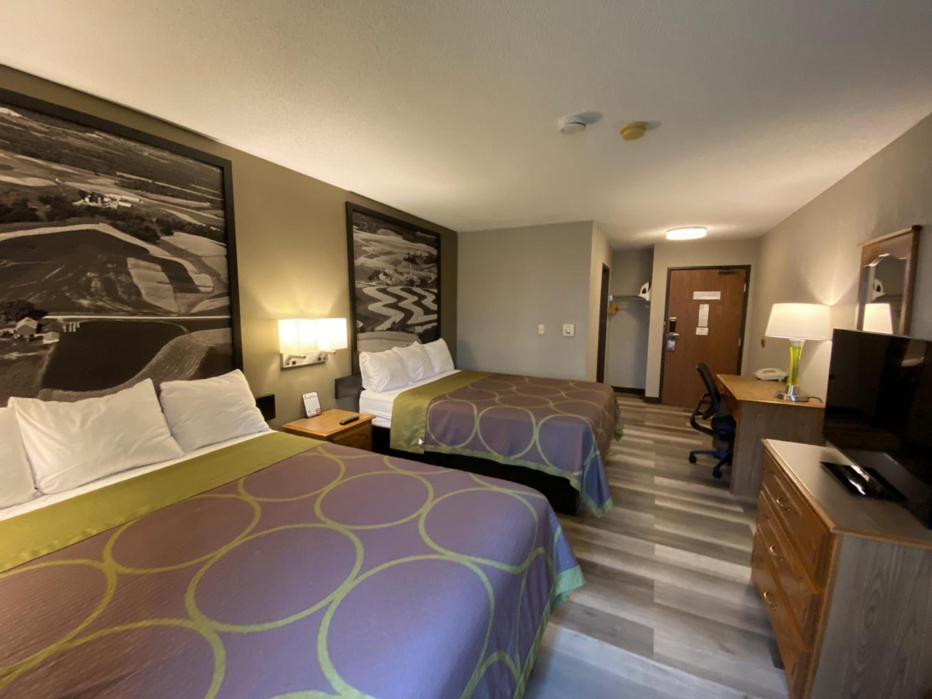 Queen Room with Two Queen Beds - Non-Smoking - Photo 6