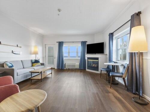 Bayview King Suite with Spa Bath - Photo 2