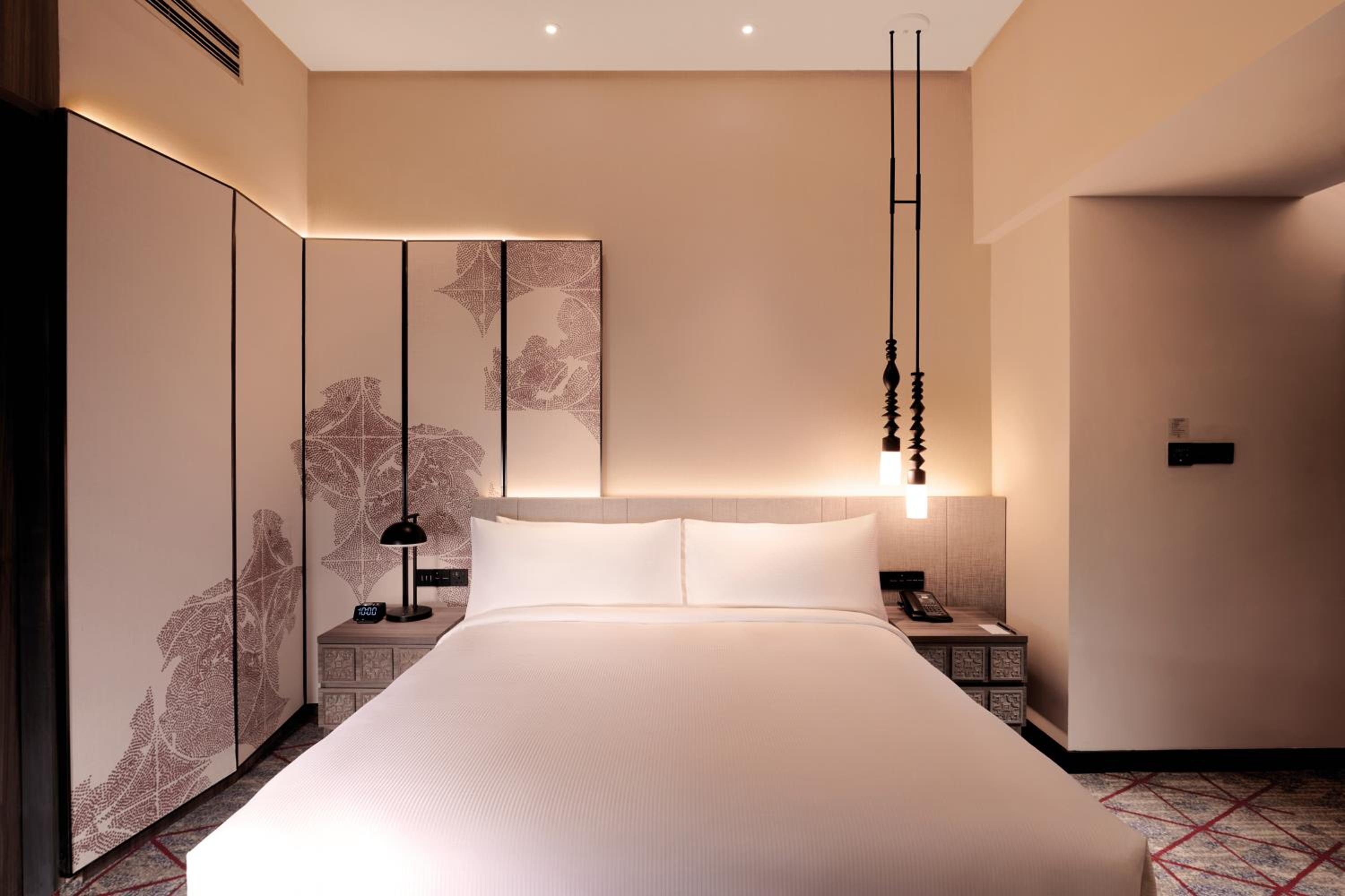 Deluxe King Room - Photo 8