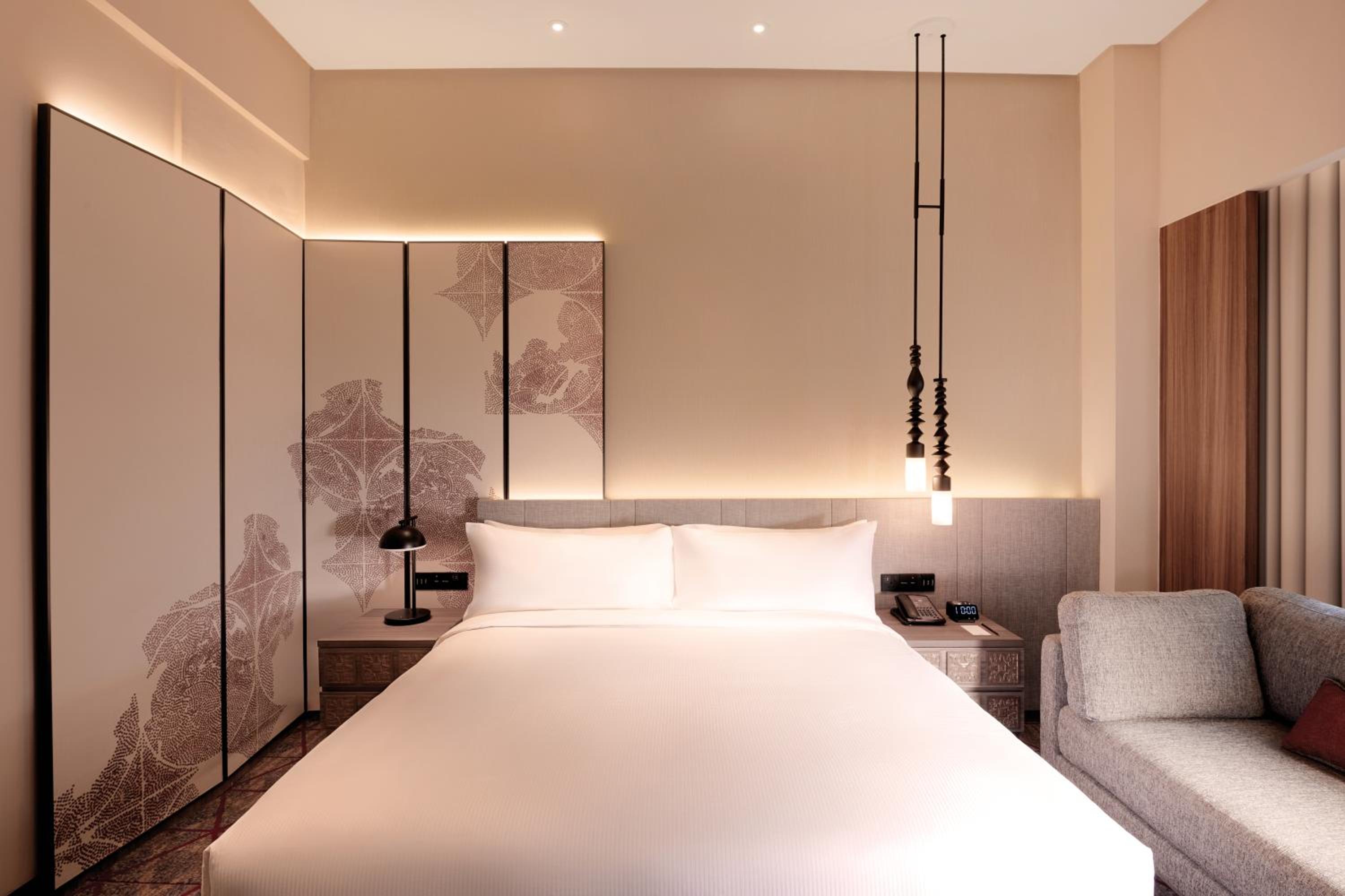 Deluxe King Room - Photo 7
