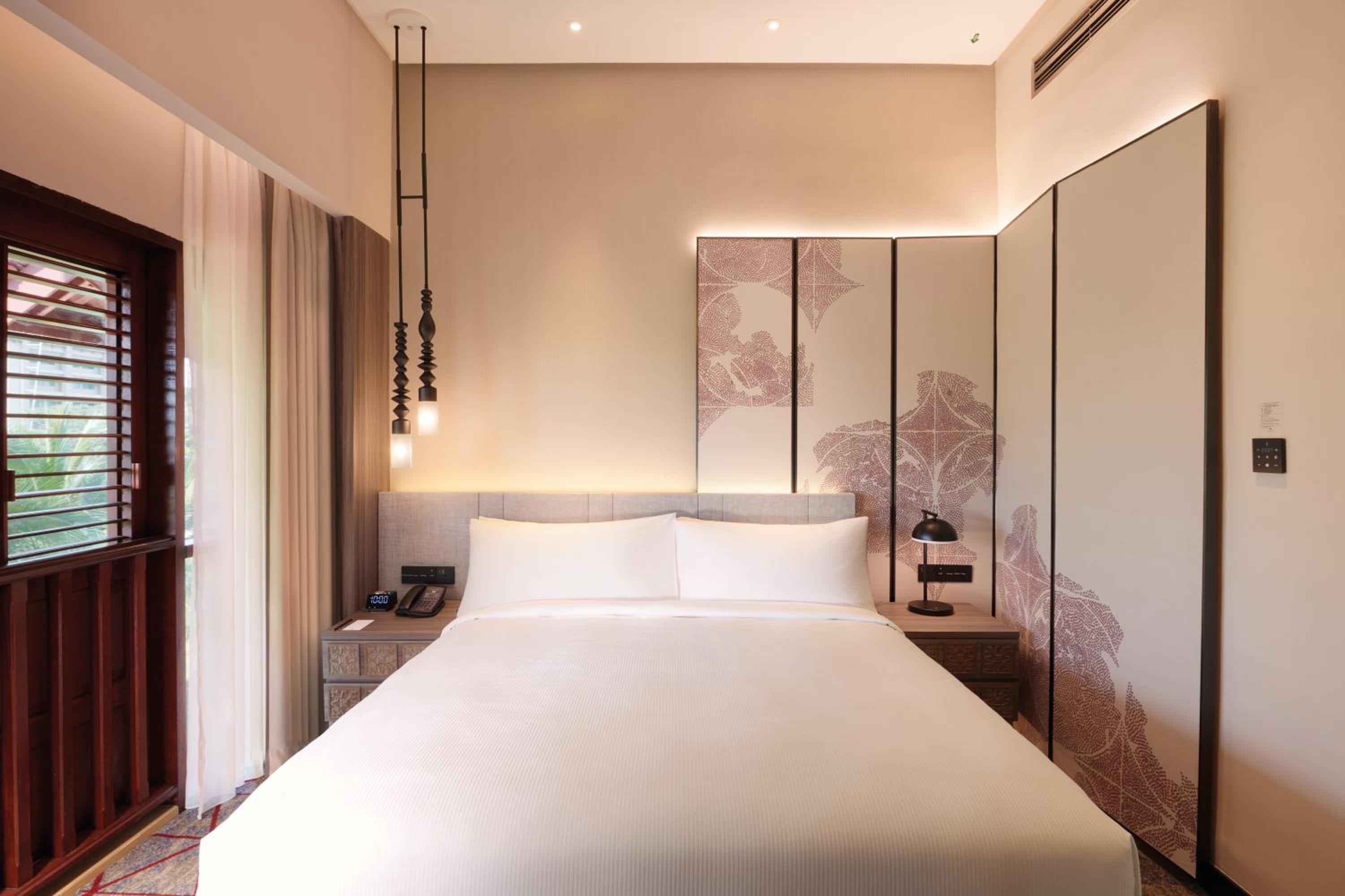 Deluxe King Room - Photo 2