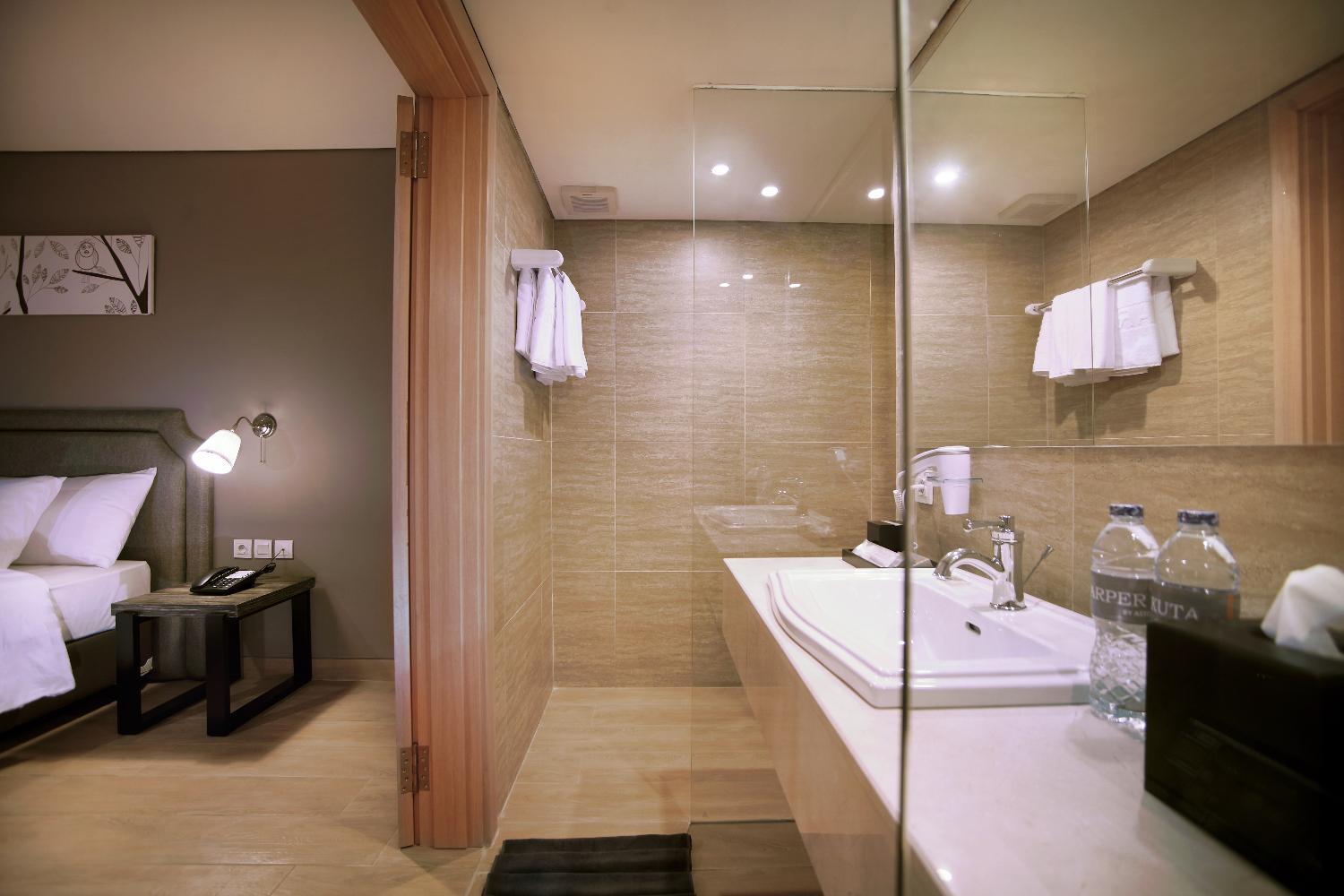 Deluxe Double or Twin Room with Pool View photo 3