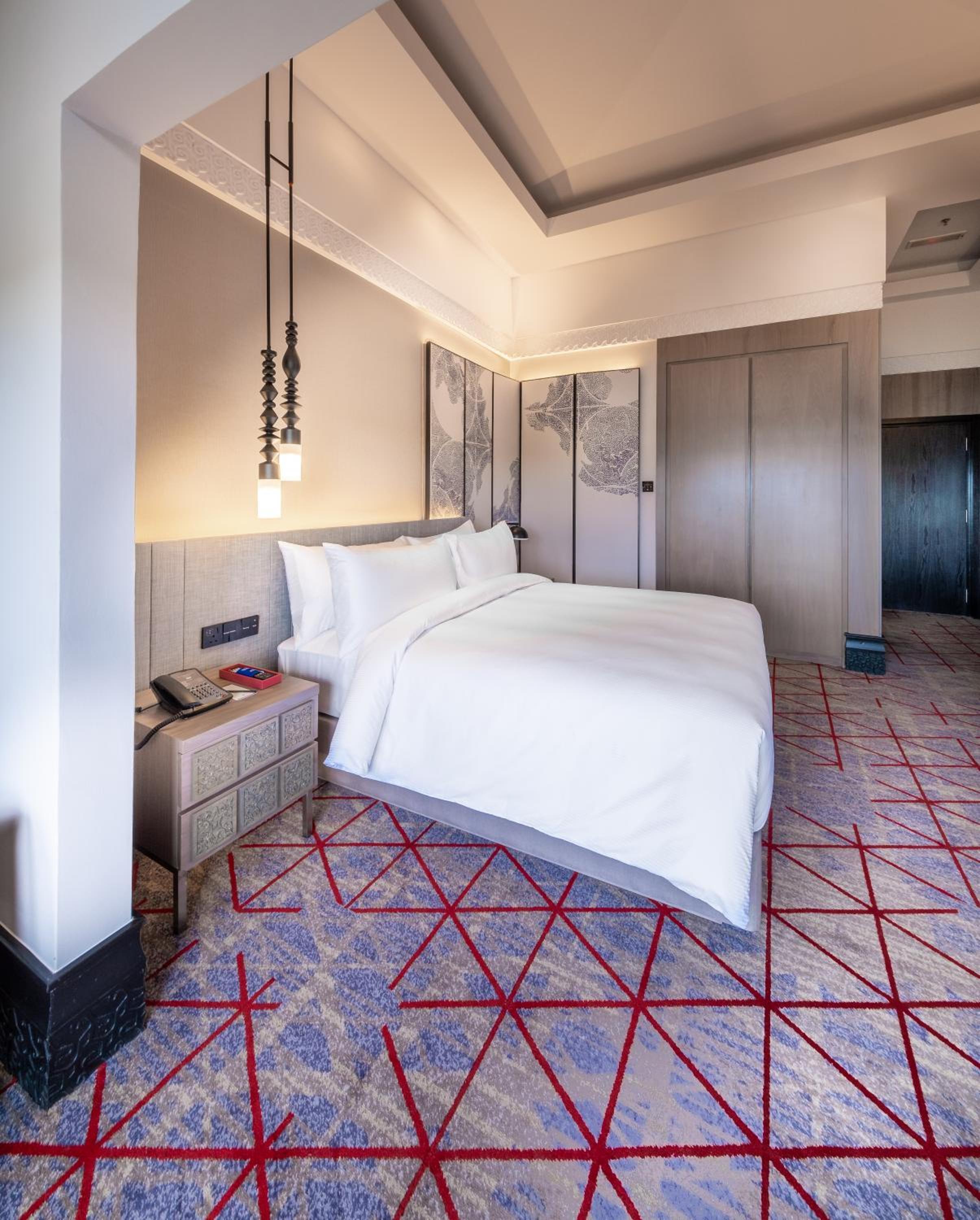 Executive King Room with Lake View - Photo 7