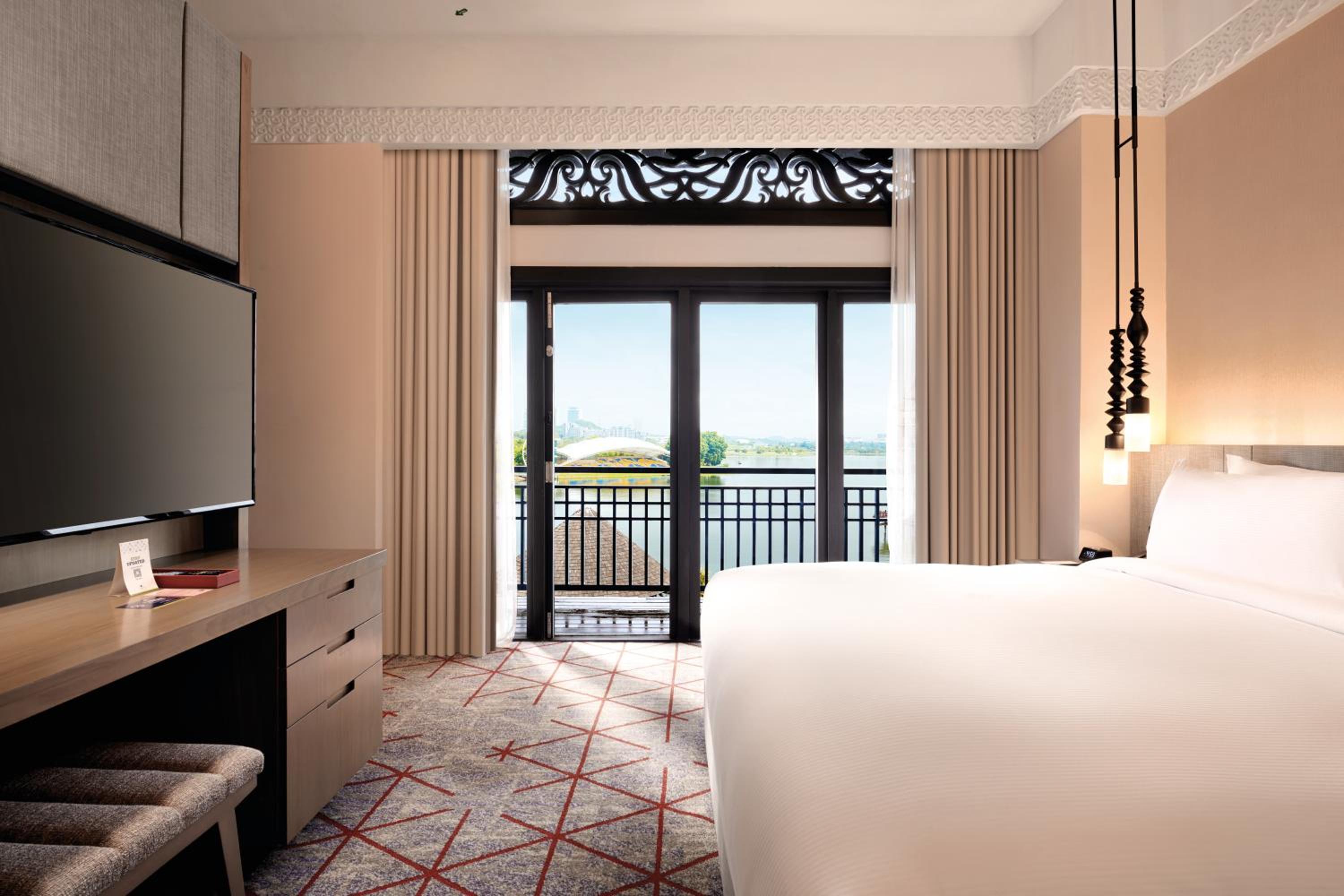 Executive King Room with Lake View - Photo 8