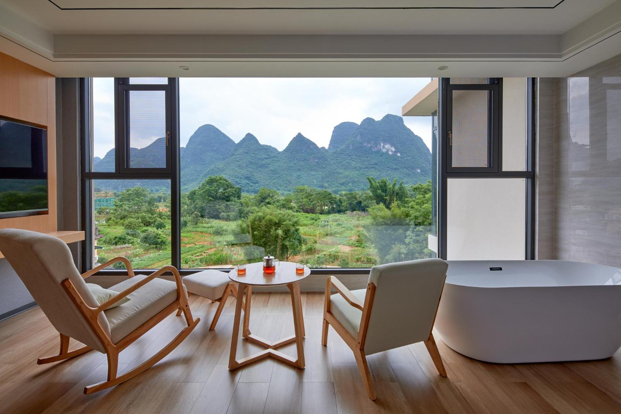 King Room with Mountain View photo 2