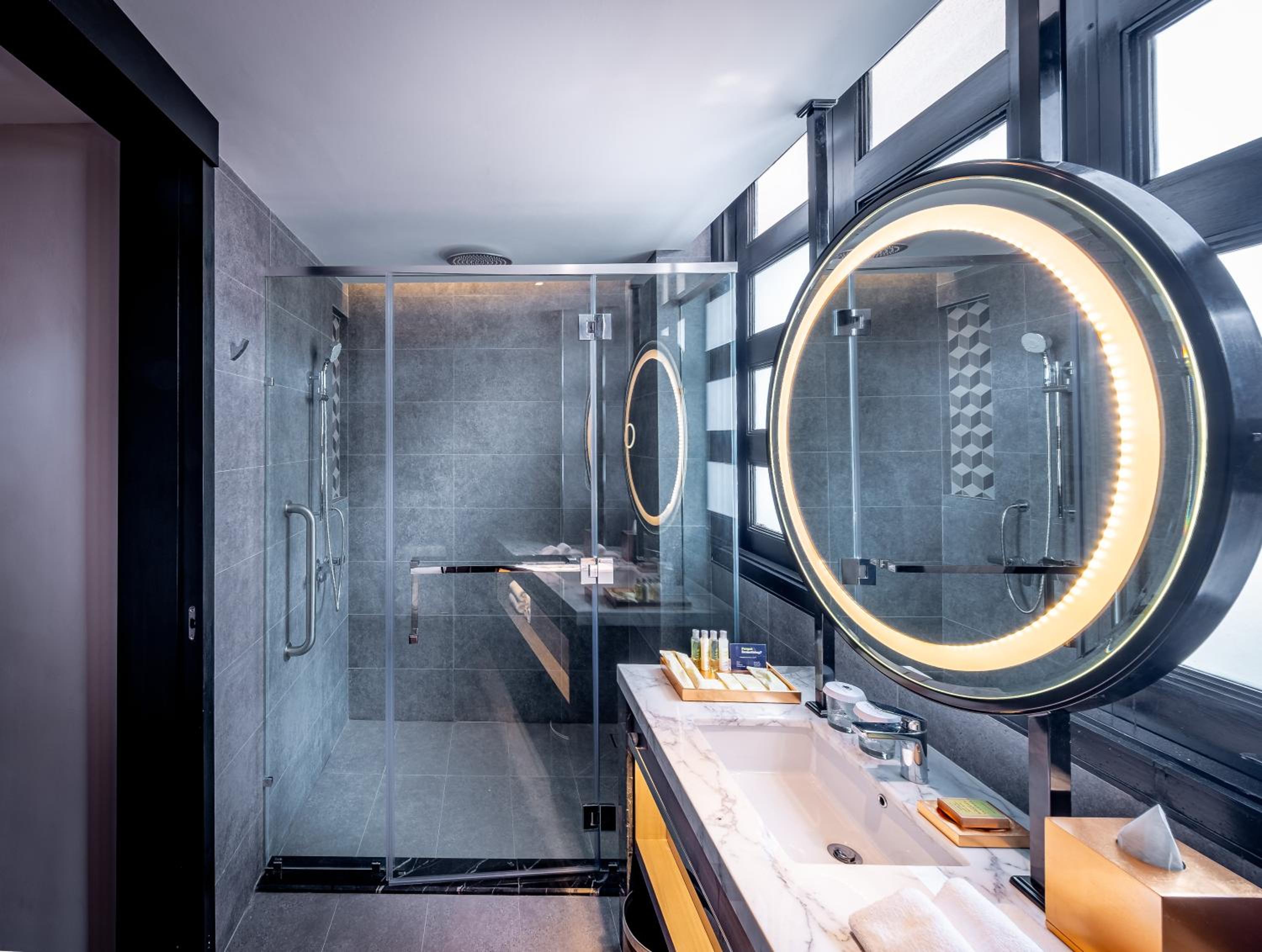 Deluxe King Suite - Photo 3