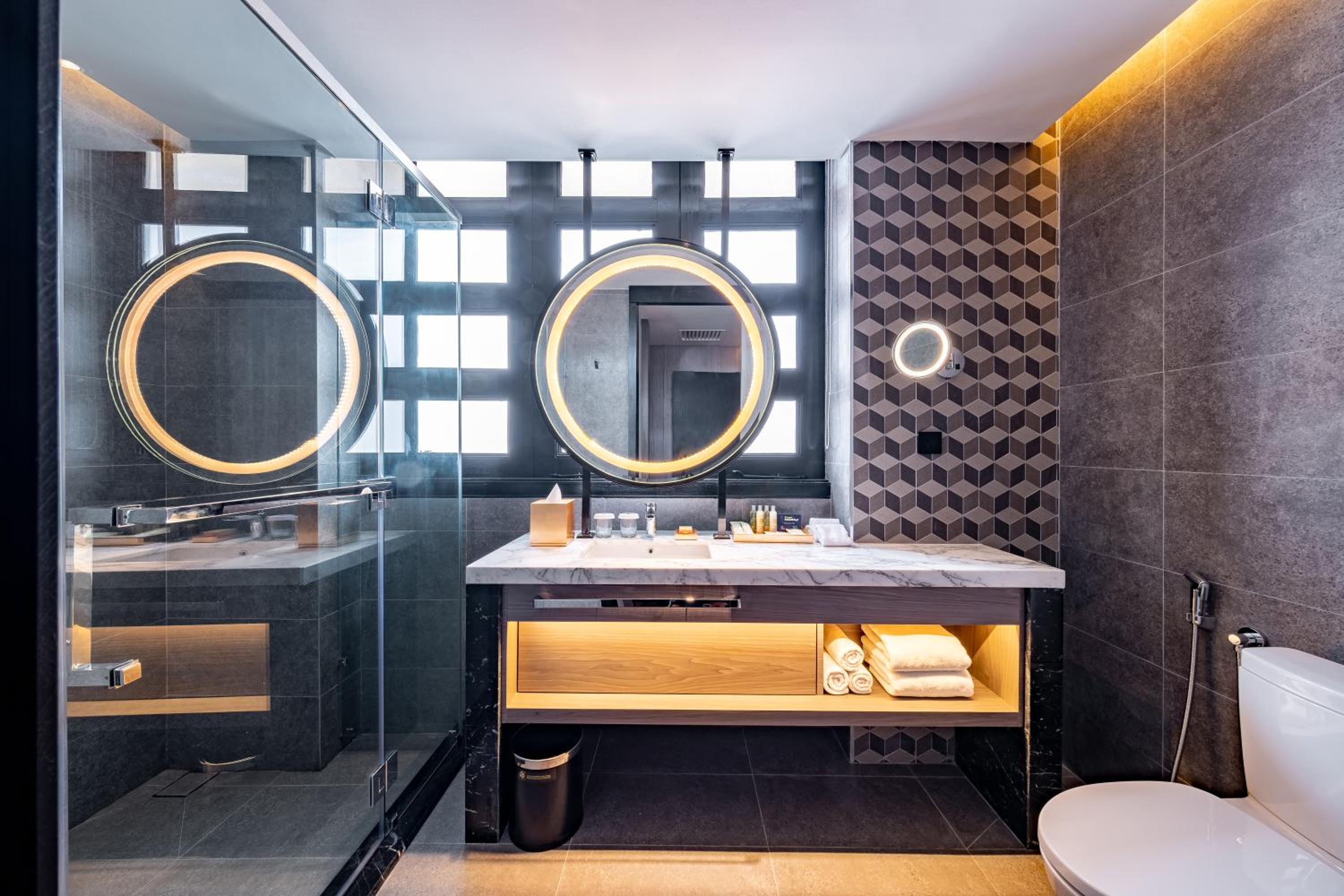 Deluxe King Suite - Photo 5
