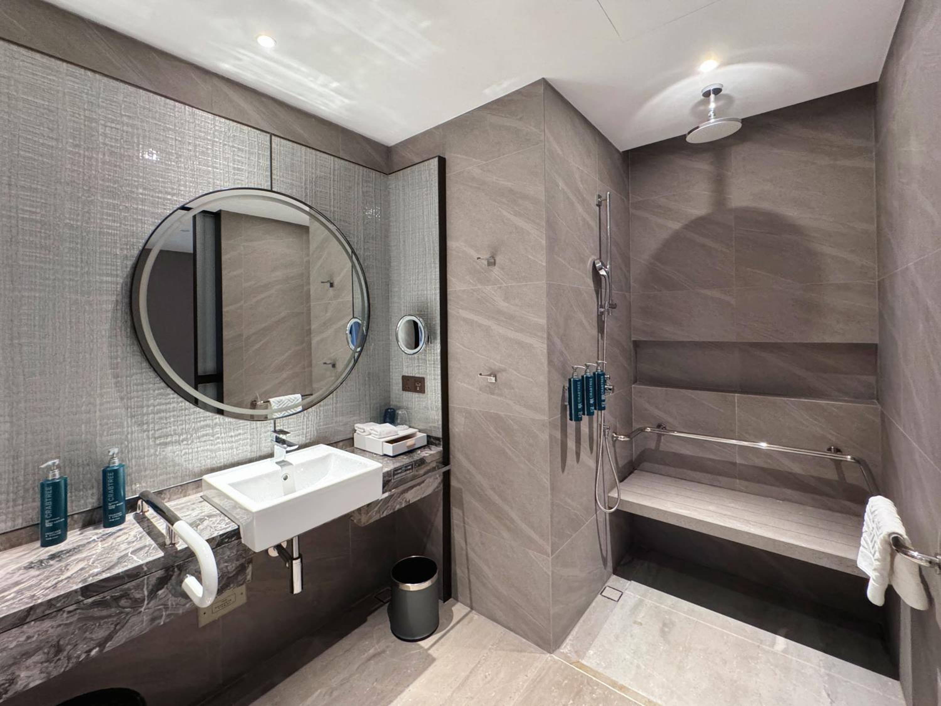 King Room - Mobility Accessible  - Photo 3