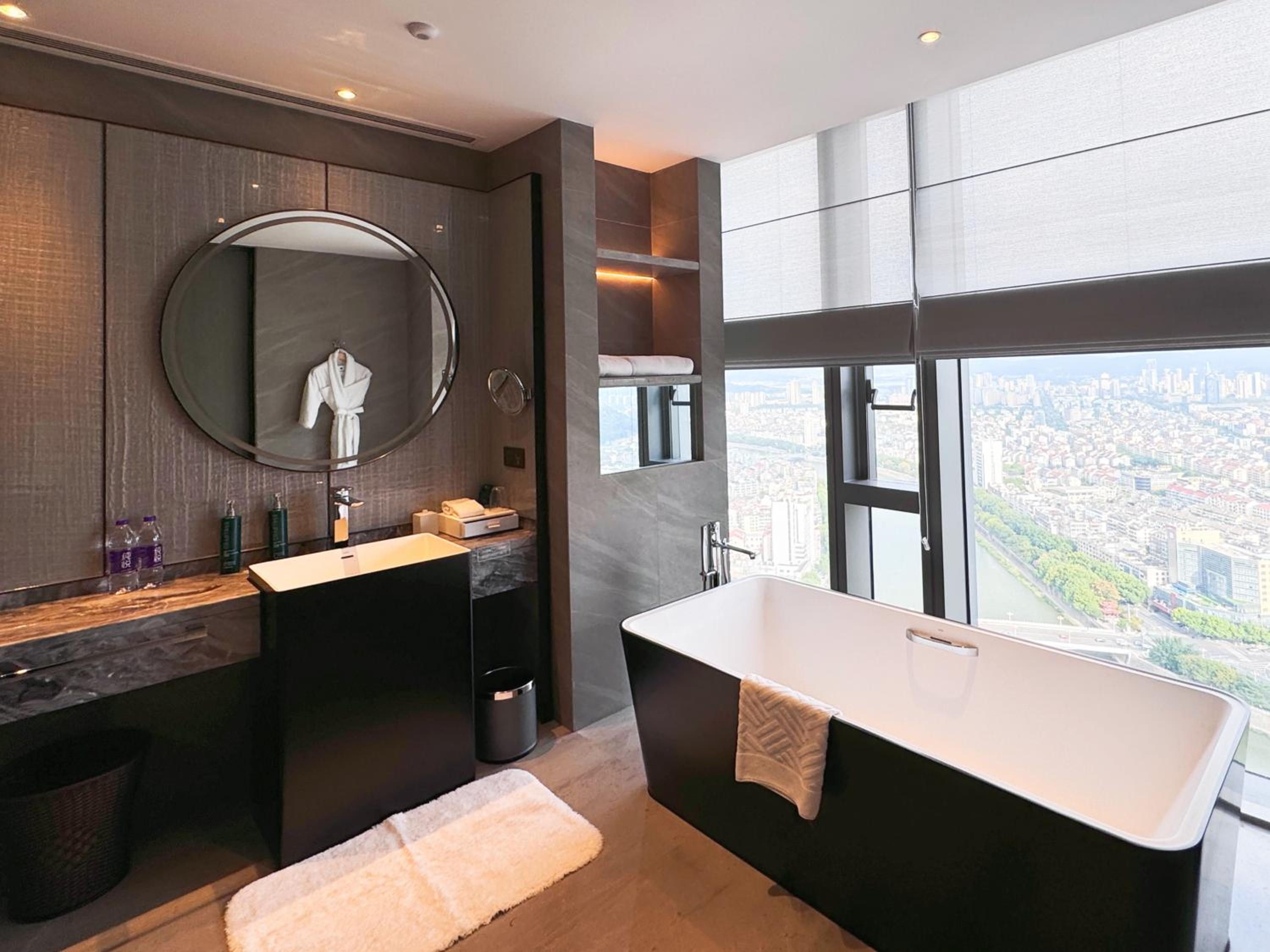 Deluxe King Suite