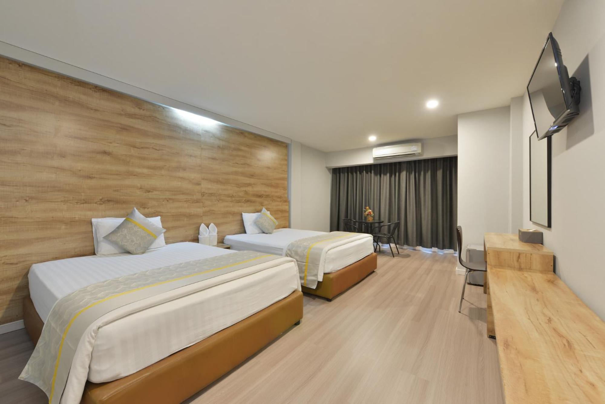 Queen Room with Two Queen Beds photo 3
