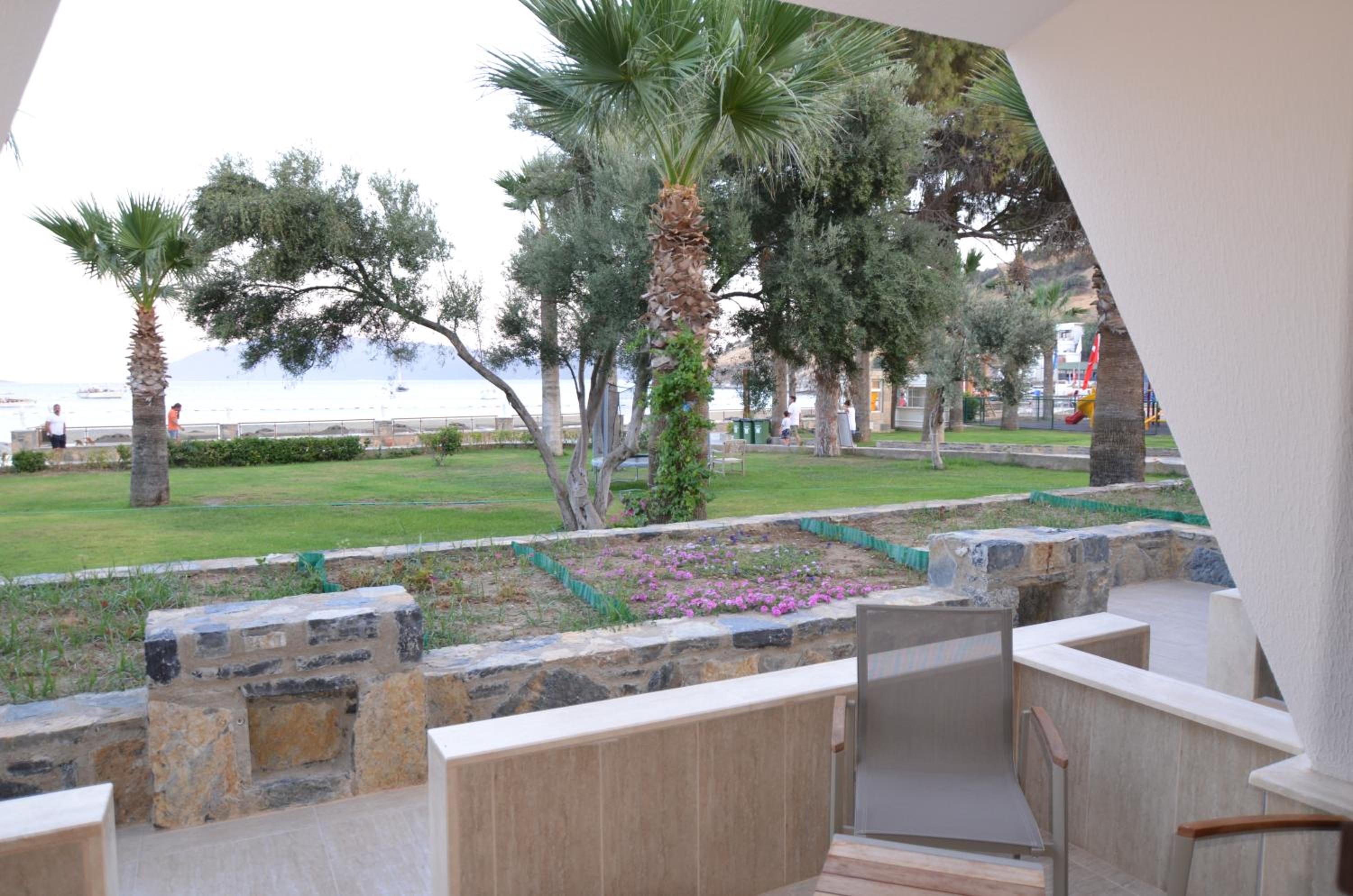 Deluxe Beach Front Room with Garden View - Photo 5