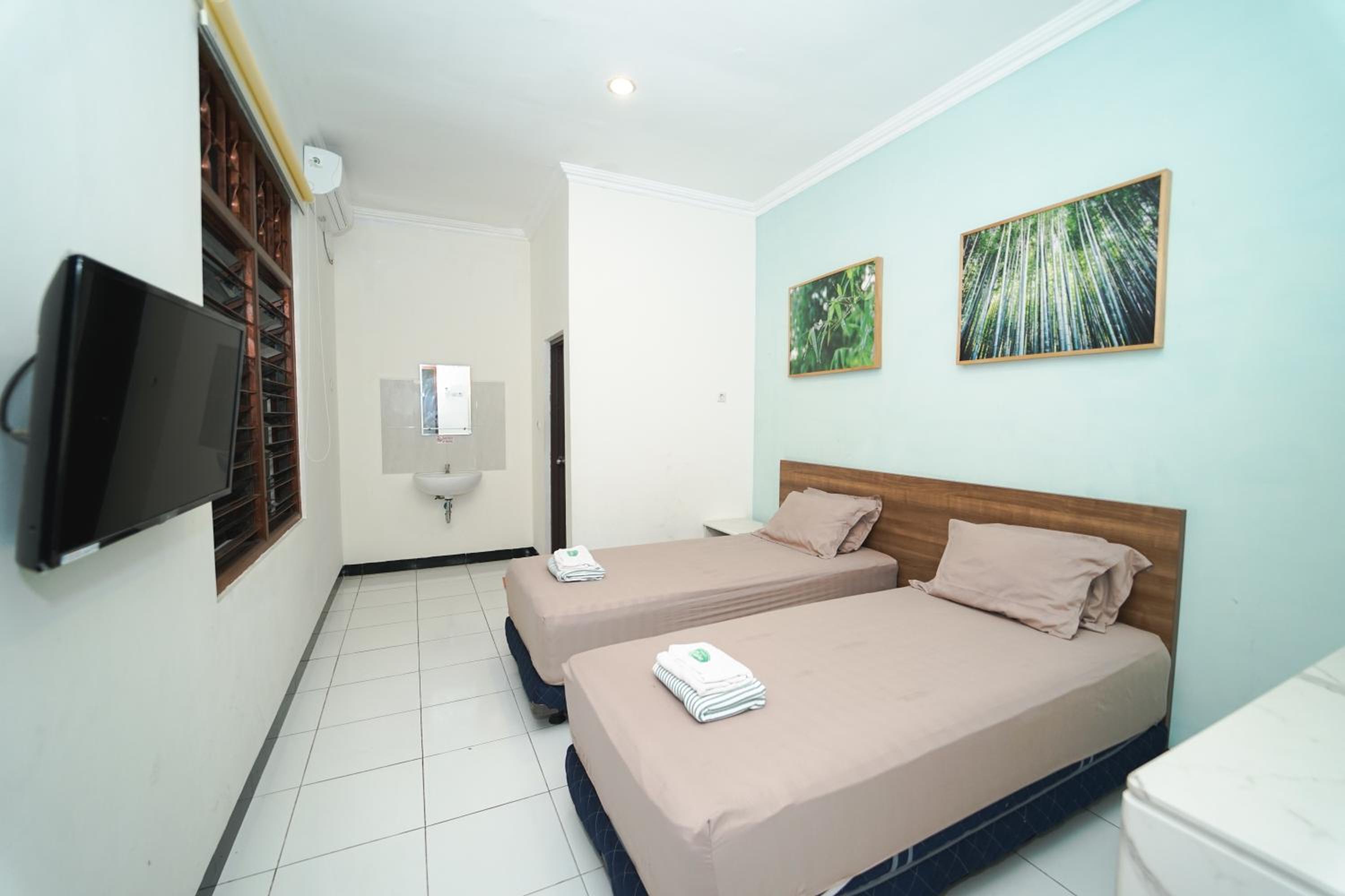 Standard Twin Room - Photo 4
