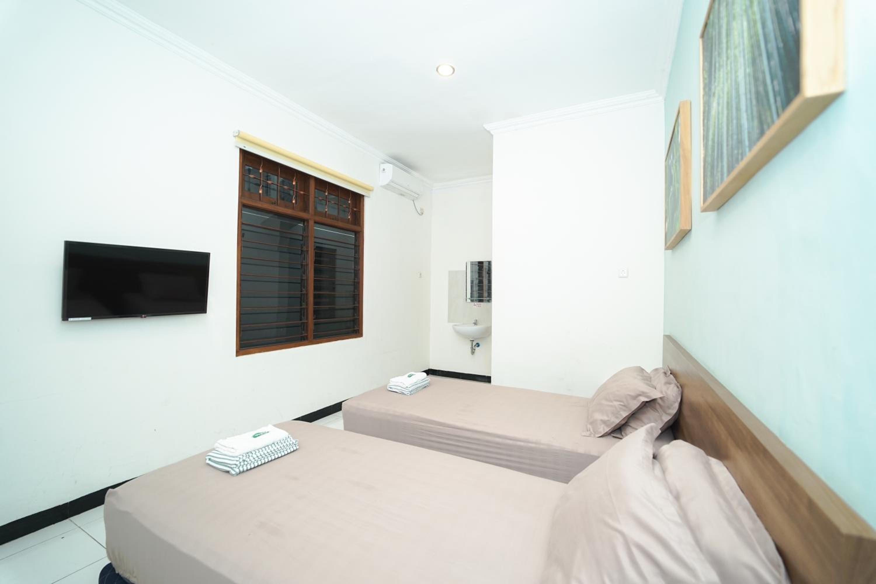 Standard Twin Room - Photo 3