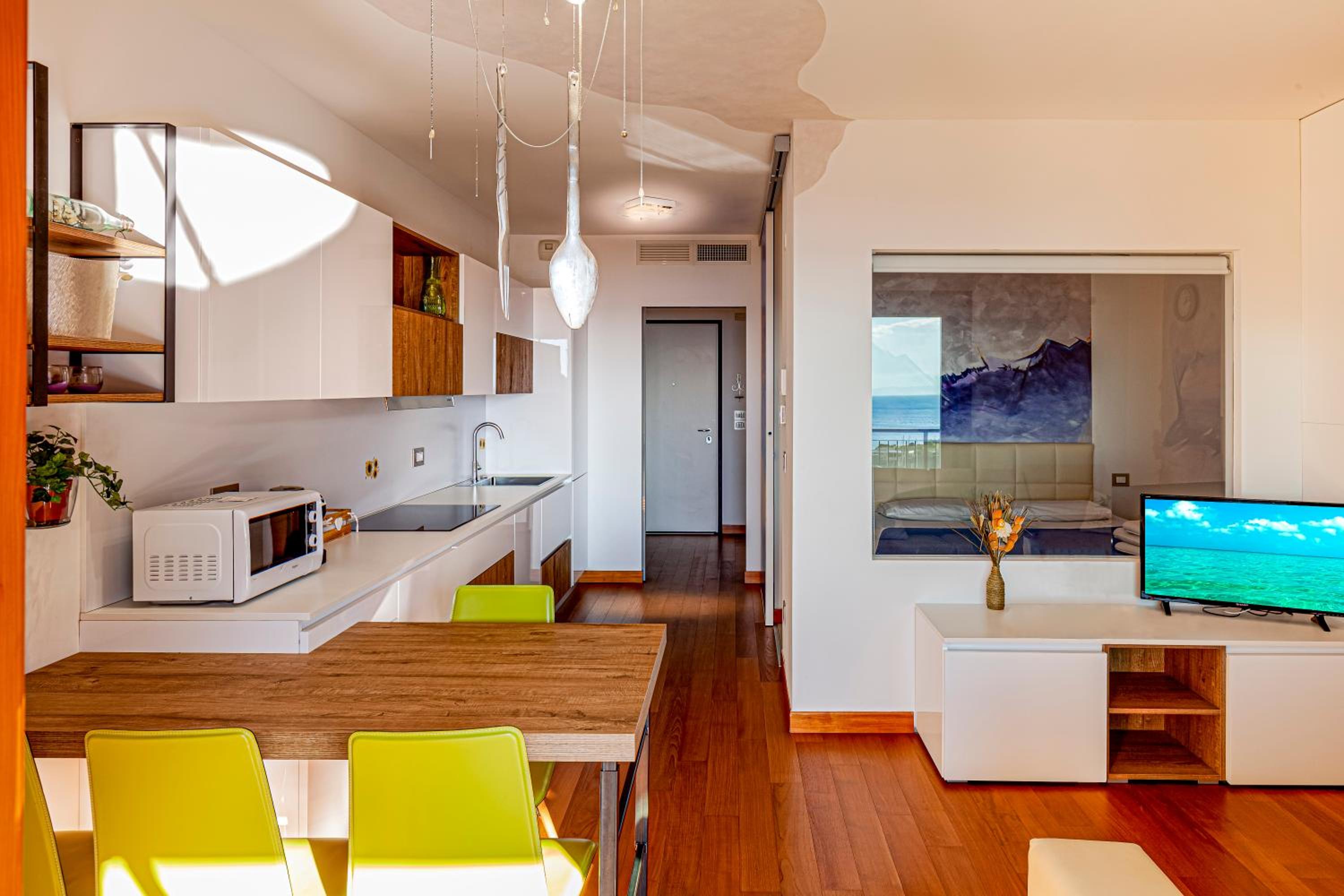 One-Bedroom Apartment with Balcony and Sea View photo 3