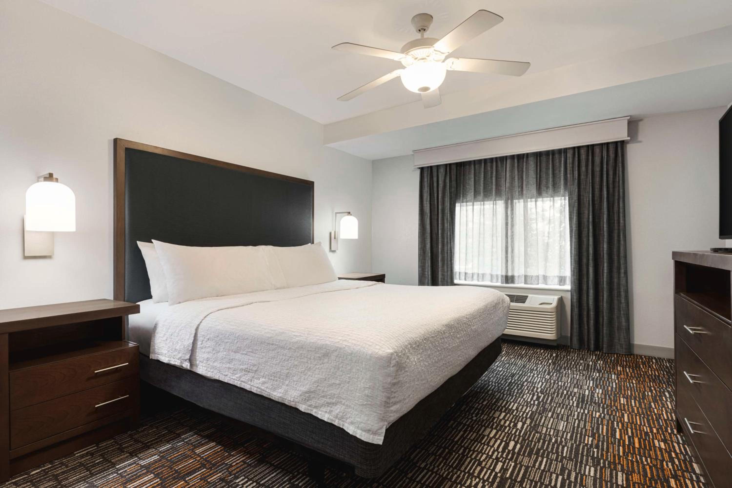 One-Bedroom King Suite - Non-Smoking