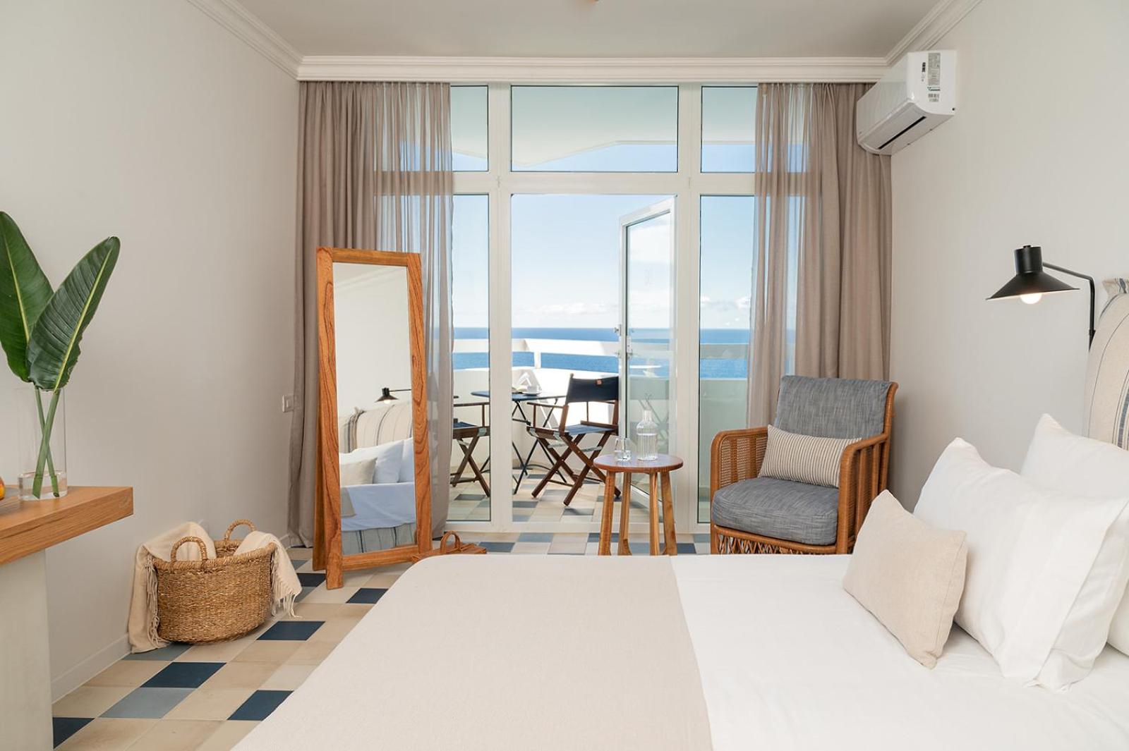 Double Room with Sea View thumbnail 6